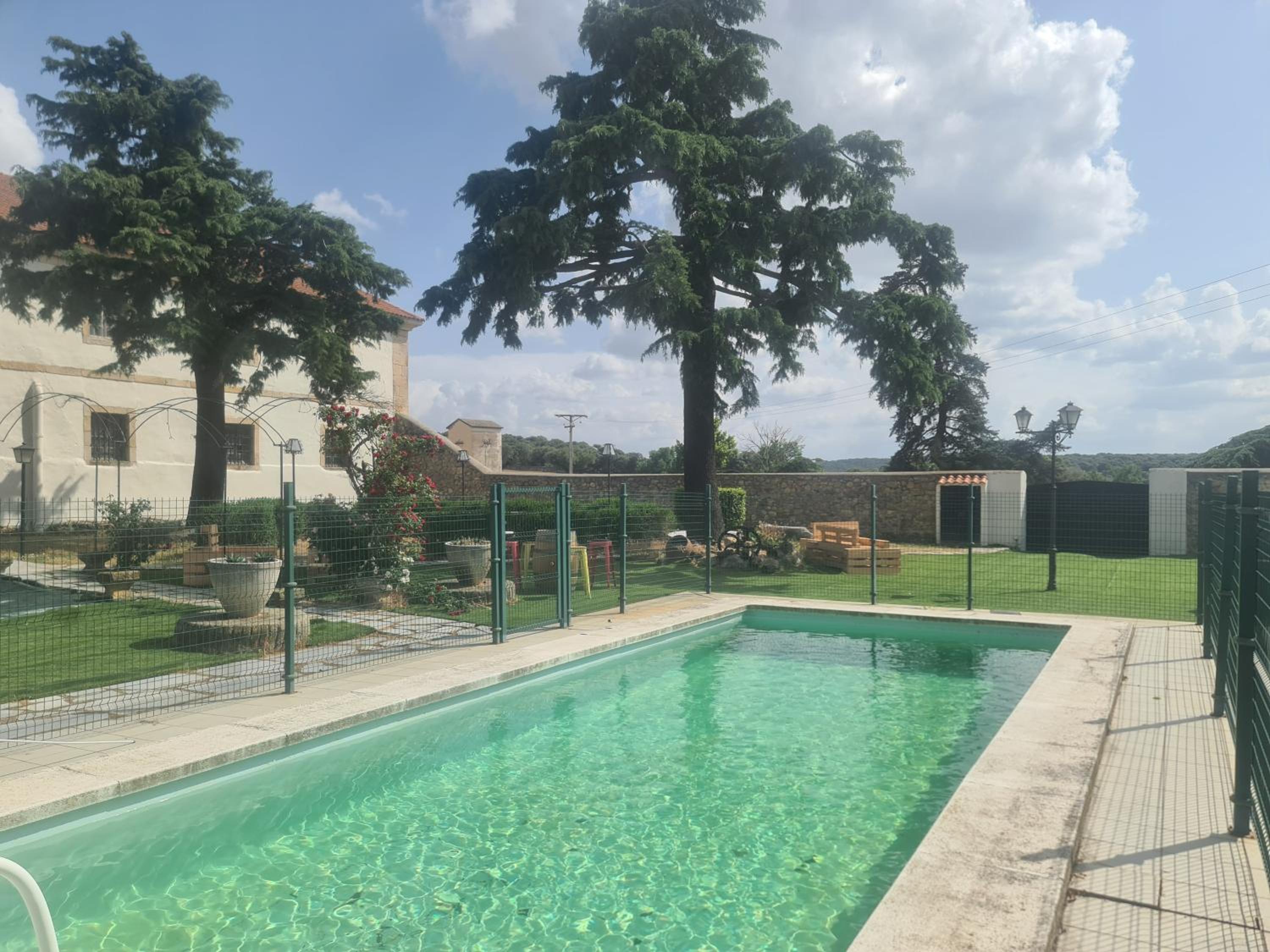 CASA RURAL PALACIO CONDE DE ALDANA con piscina entre encinares y dehesas