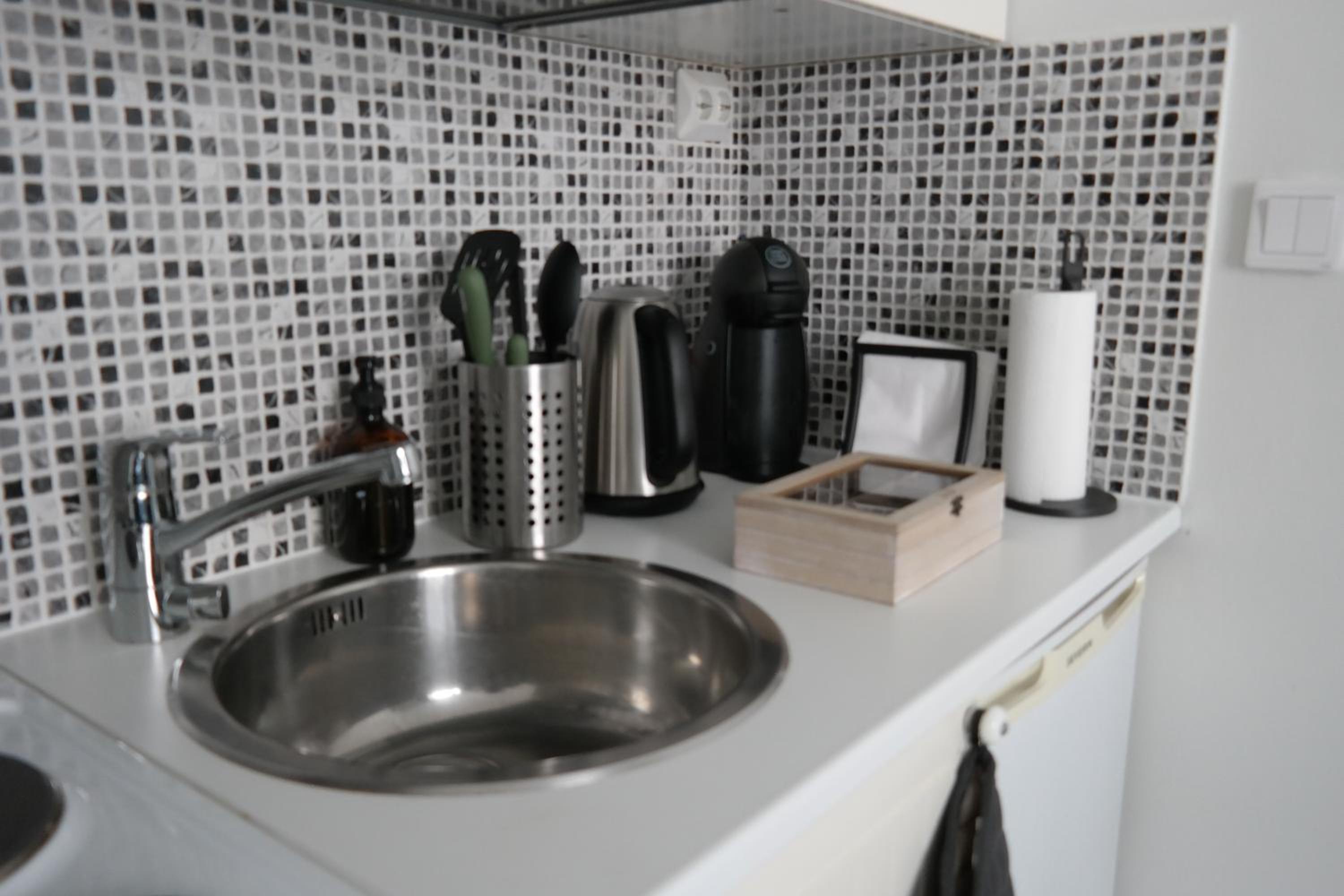 Cozy Kallio Studio, Eat, Explore, Commute Easy