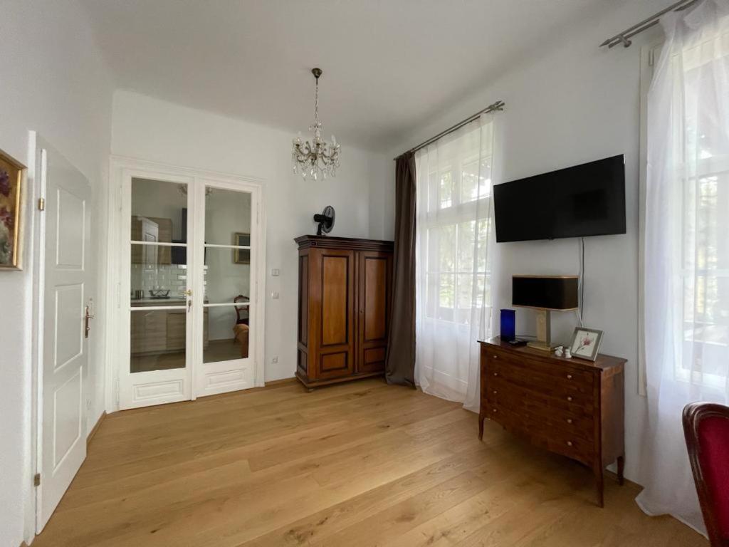 Villa Musik - apartments in historical Villa , Baden