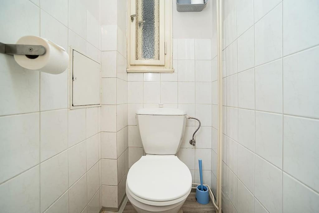 Modern studio with balcony + TV