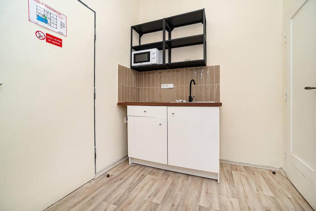 Modern studio with balcony + TV