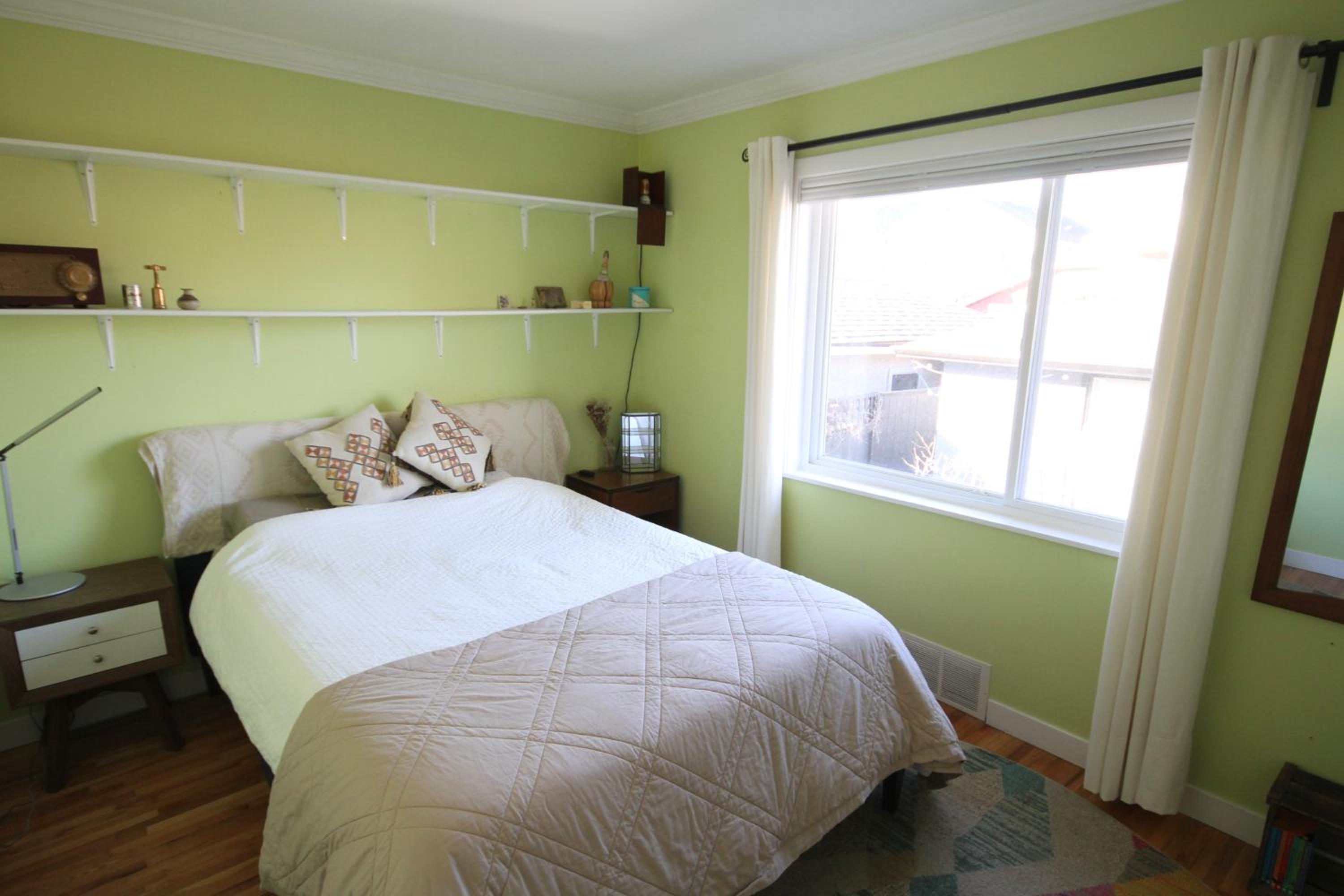 The Orange Door Bungalow- 2-BR w private yard, walkable to cafes & restaurants, 10 min to DT