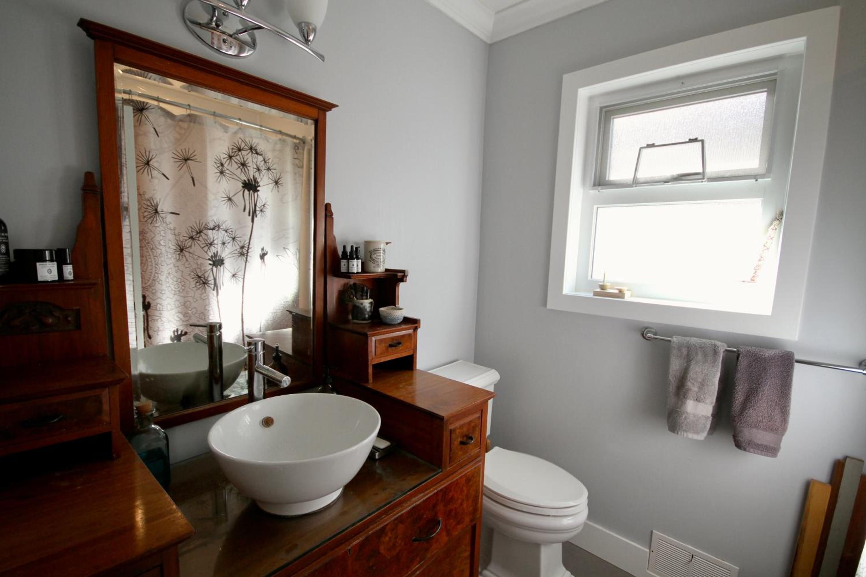 The Orange Door Bungalow- 2-BR w private yard, walkable to cafes & restaurants, 10 min to DT