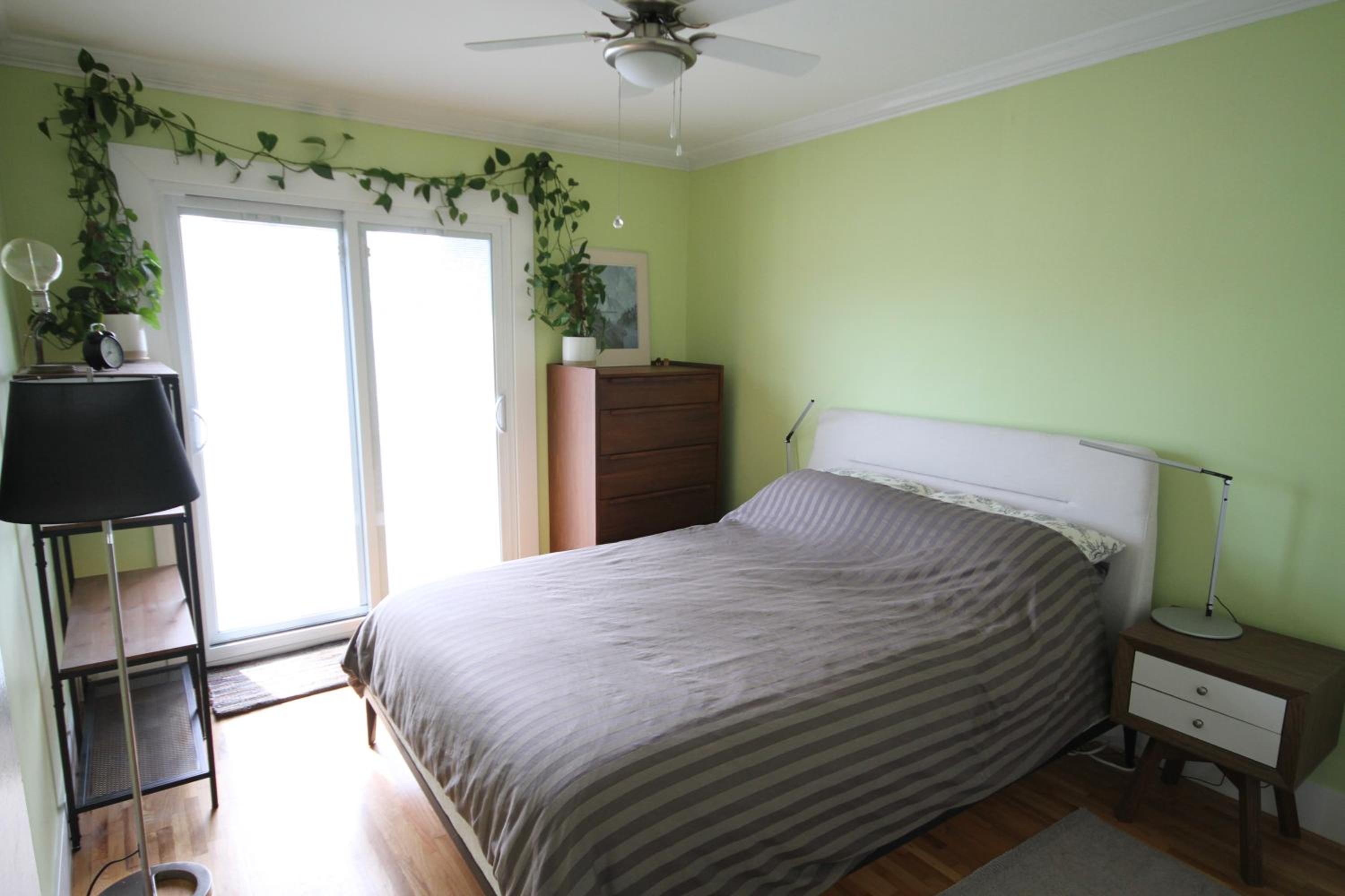 The Orange Door Bungalow- 2-BR w private yard, walkable to cafes & restaurants, 10 min to DT