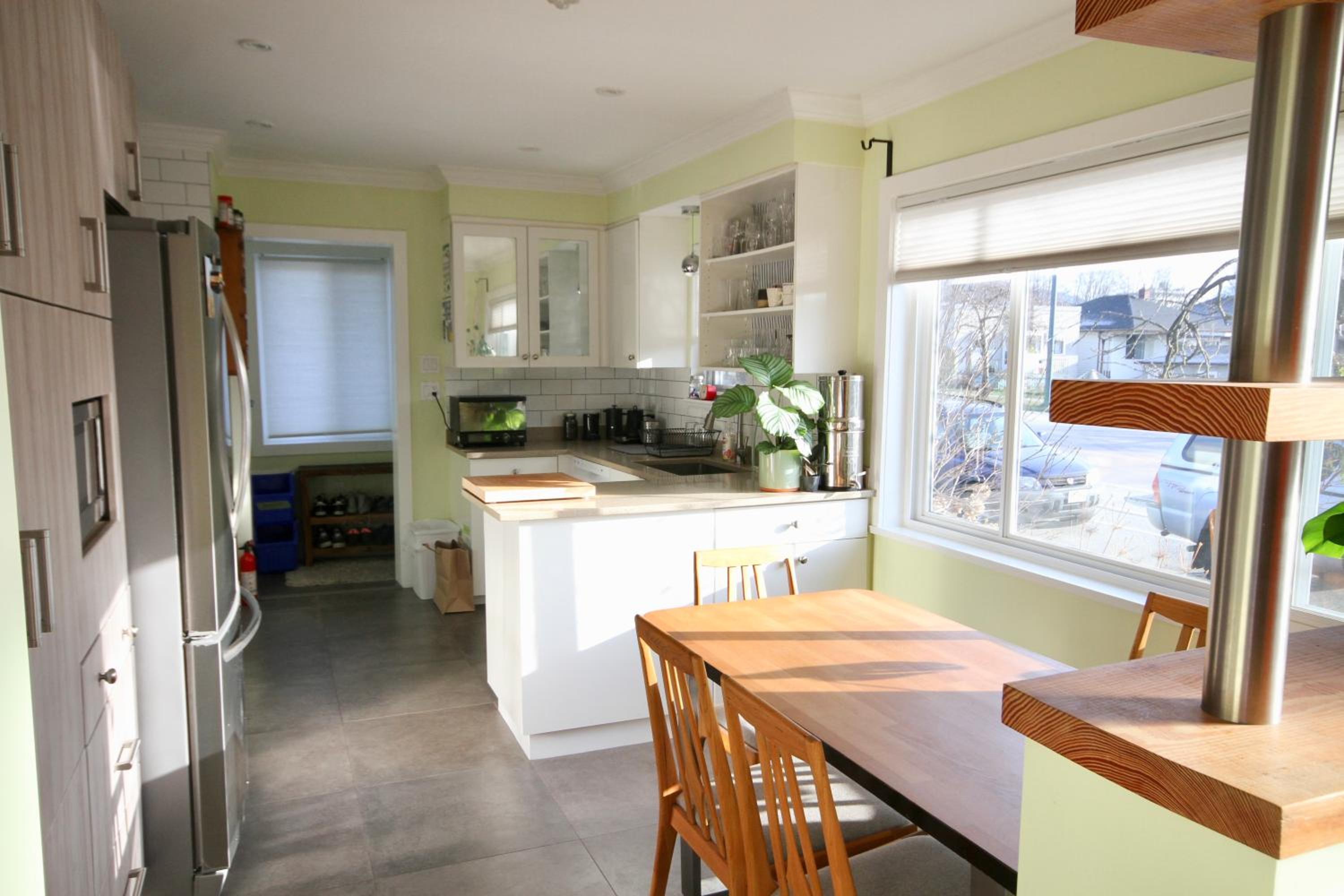 The Orange Door Bungalow- 2-BR w private yard, walkable to cafes & restaurants, 10 min to DT