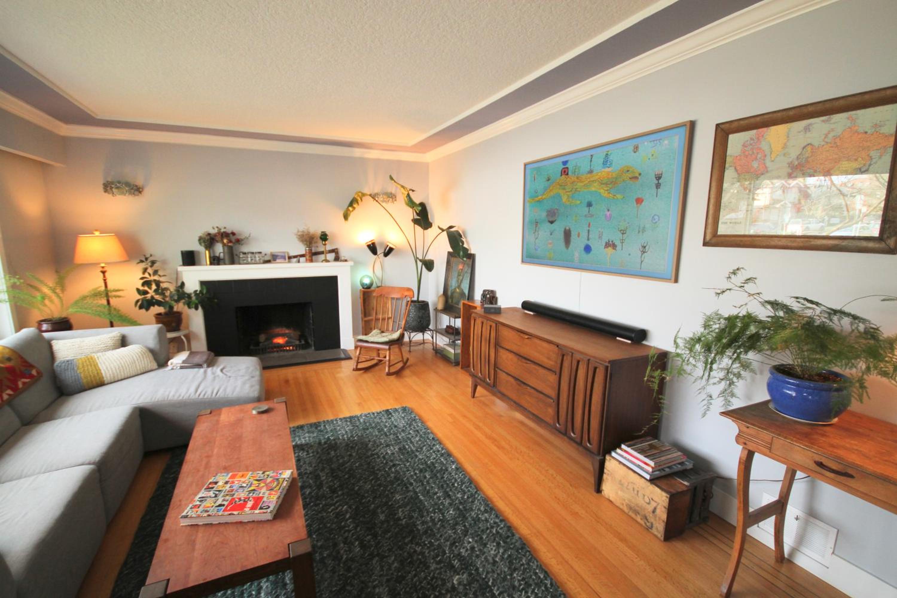 The Orange Door Bungalow- 2-BR w private yard, walkable to cafes & restaurants, 10 min to DT