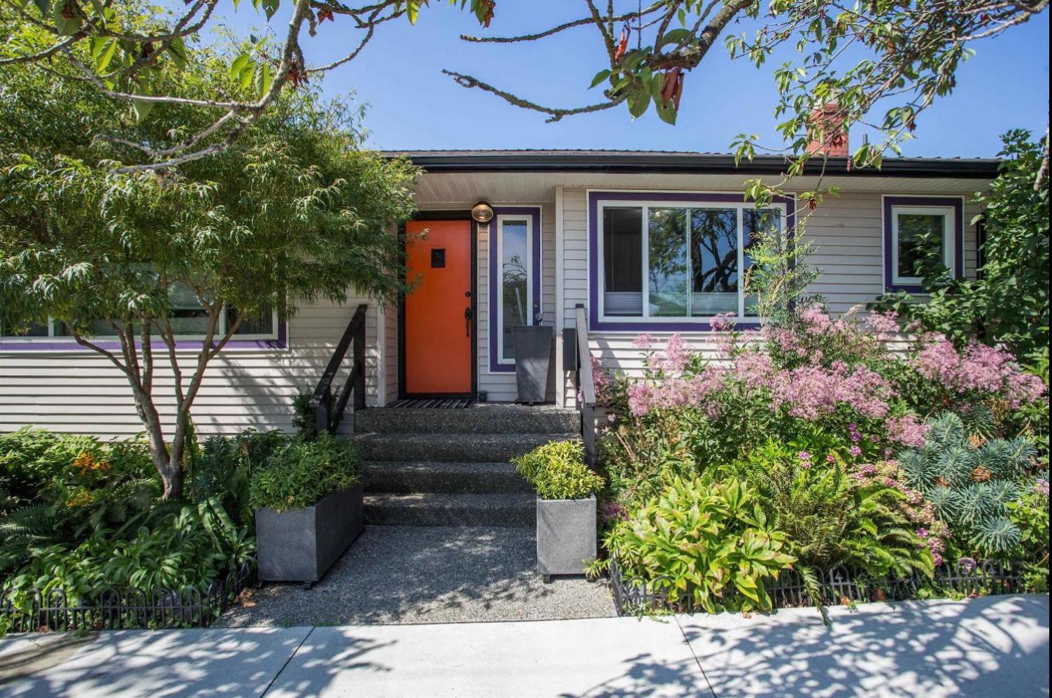 The Orange Door Bungalow- 2-BR w private yard, walkable to cafes & restaurants, 10 min to DT