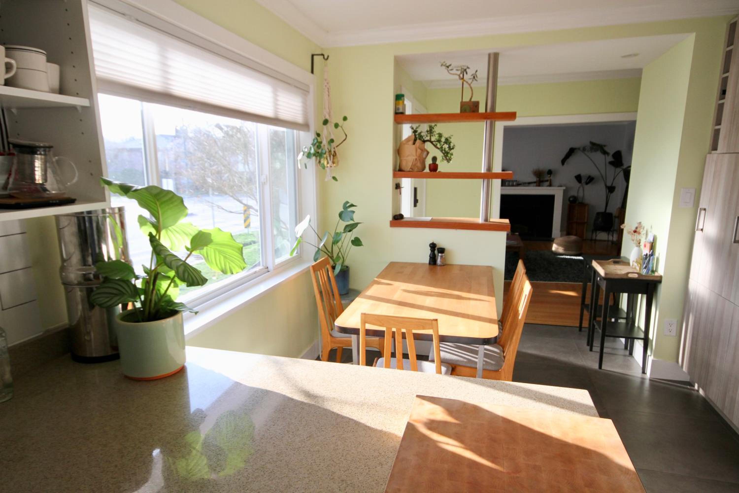The Orange Door Bungalow- 2-BR w private yard, walkable to cafes & restaurants, 10 min to DT