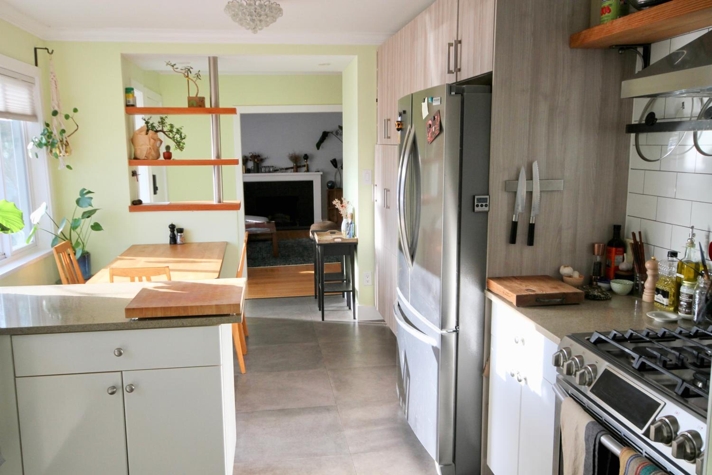 The Orange Door Bungalow- 2-BR w private yard, walkable to cafes & restaurants, 10 min to DT