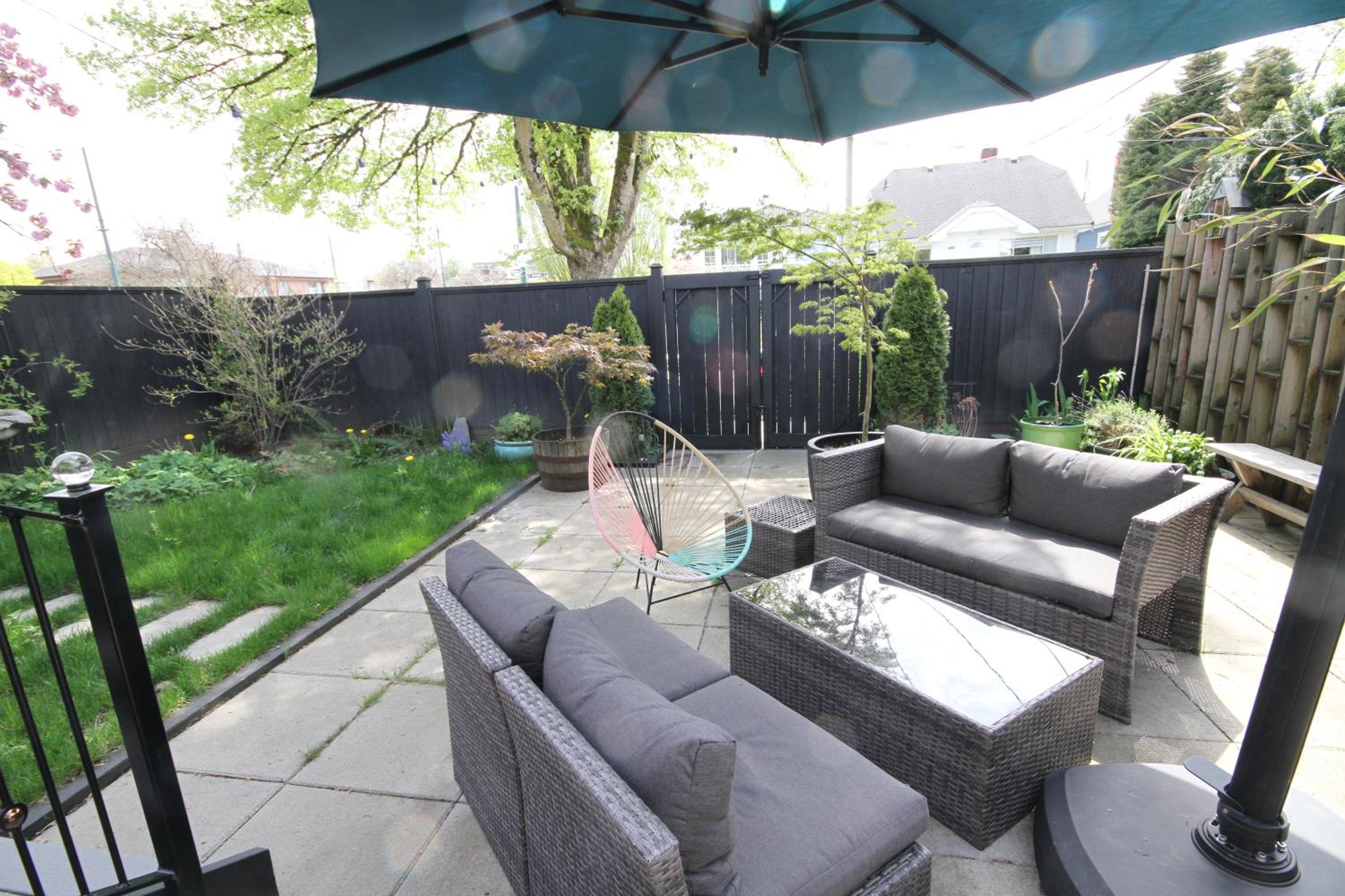 The Orange Door Bungalow- 2-BR w private yard, walkable to cafes & restaurants, 10 min to DT