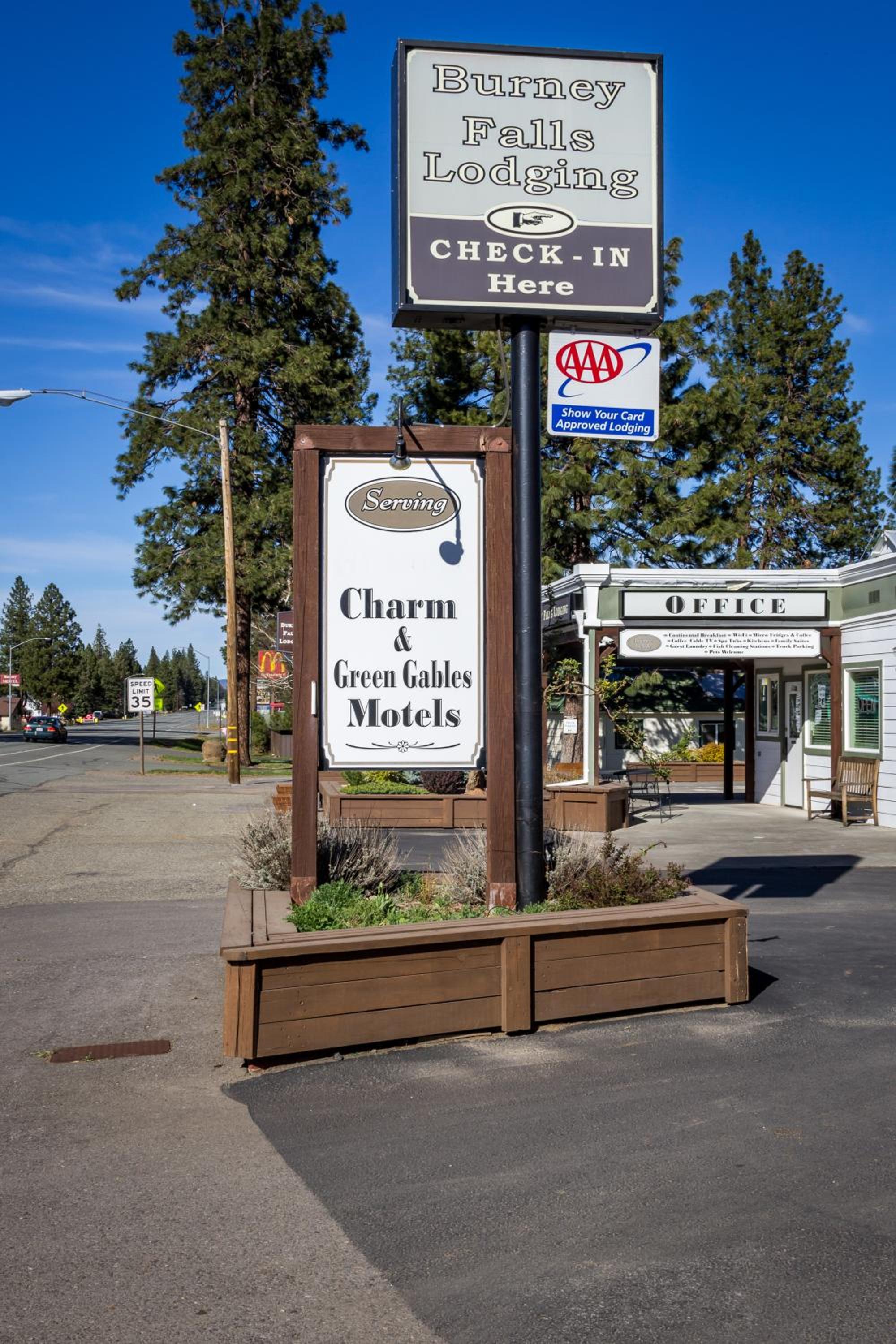 Charm Motel & Suites