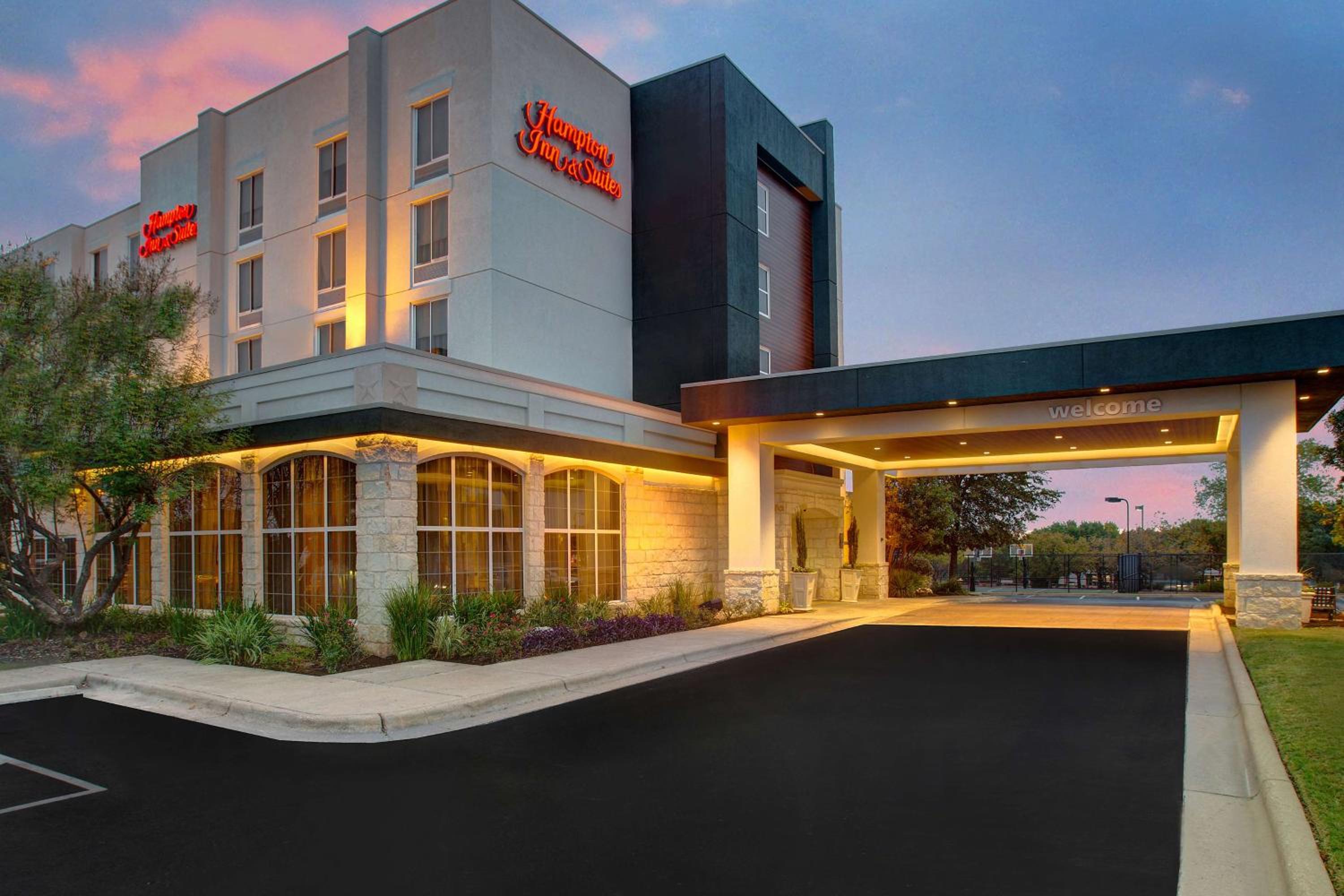 Hotel Hampton Inn & Suites-Austin Airport - Image 1