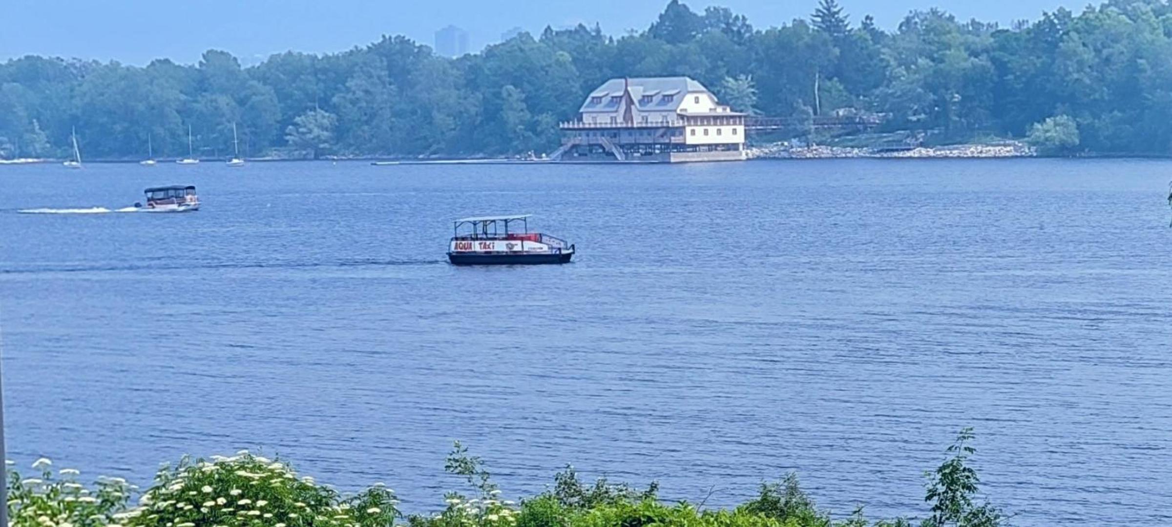 Kokomo INN Bed and Breakfast Ottawa-Gatineau's Only Tropical Riverfront B&B on the National Capital Cycling Pathway Route Verte #1 - for Adults Only - Cham