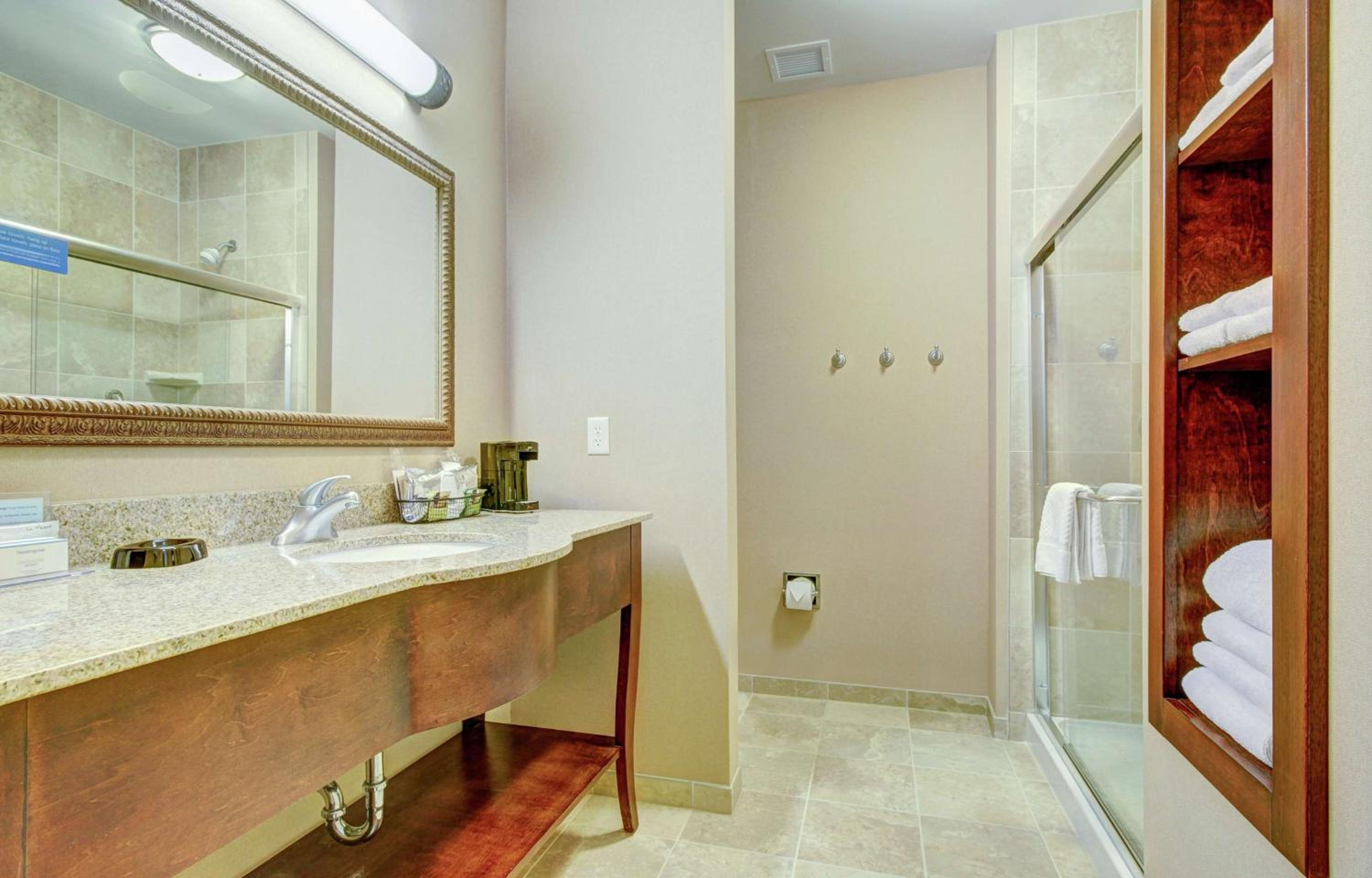 Hampton Inn and Suites Alexandria - Property Image 6