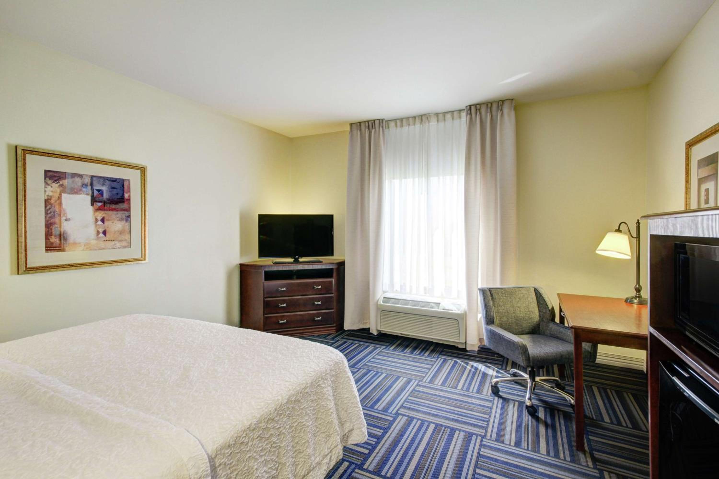 Hampton Inn and Suites Alexandria - Property Image 1