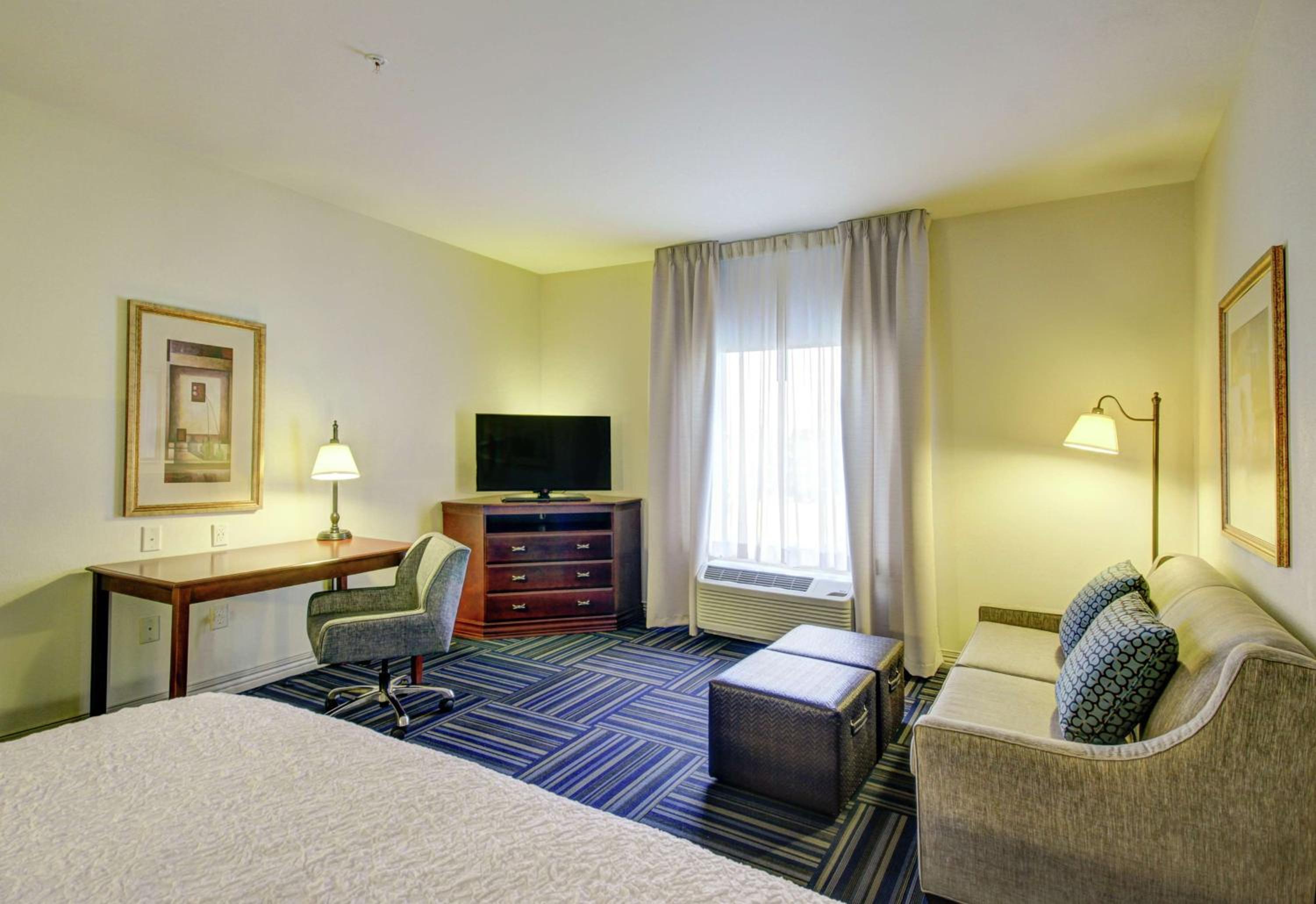 Hampton Inn and Suites Alexandria - Property Image 12