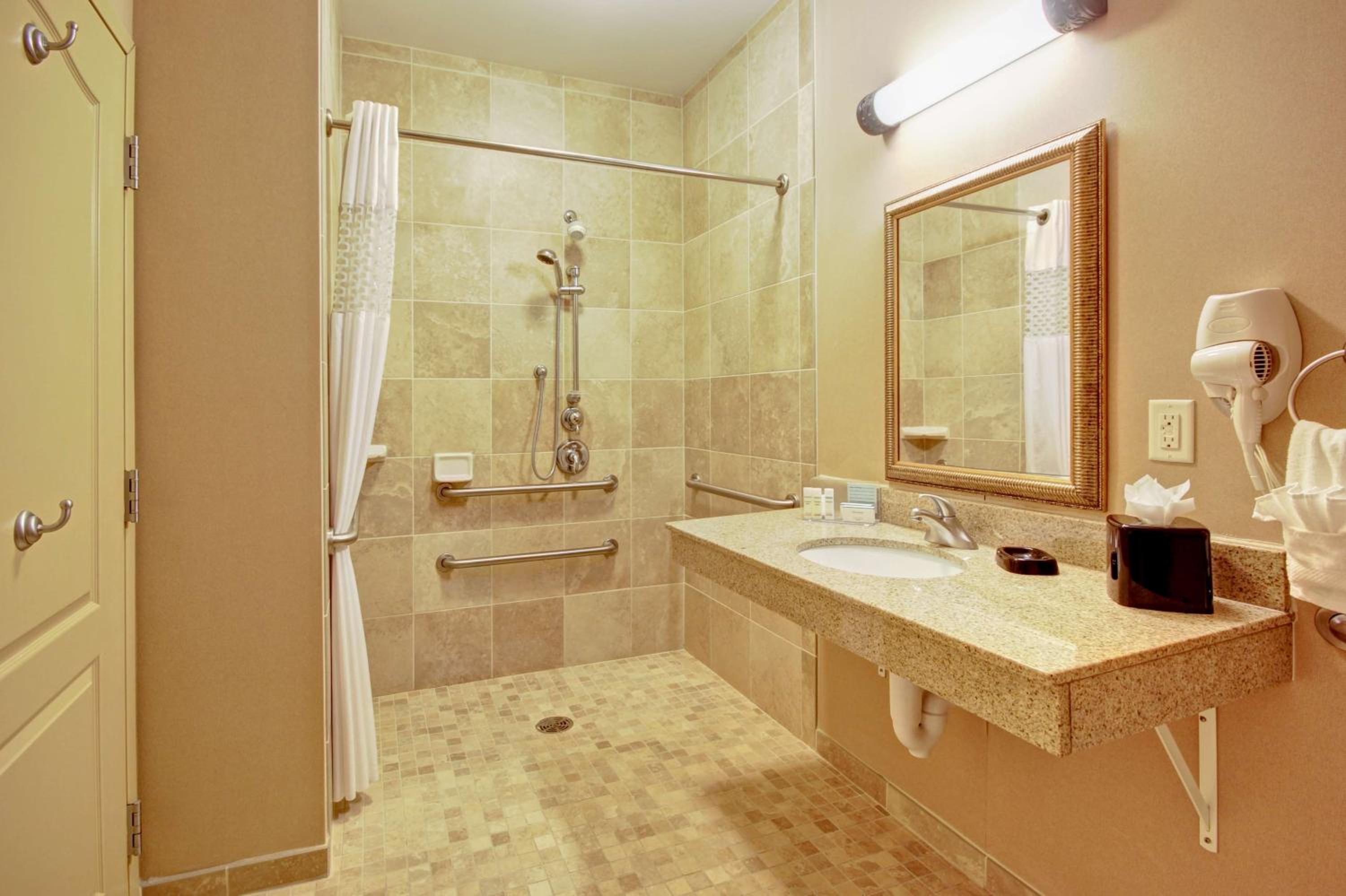 Hampton Inn and Suites Alexandria - Property Image 17