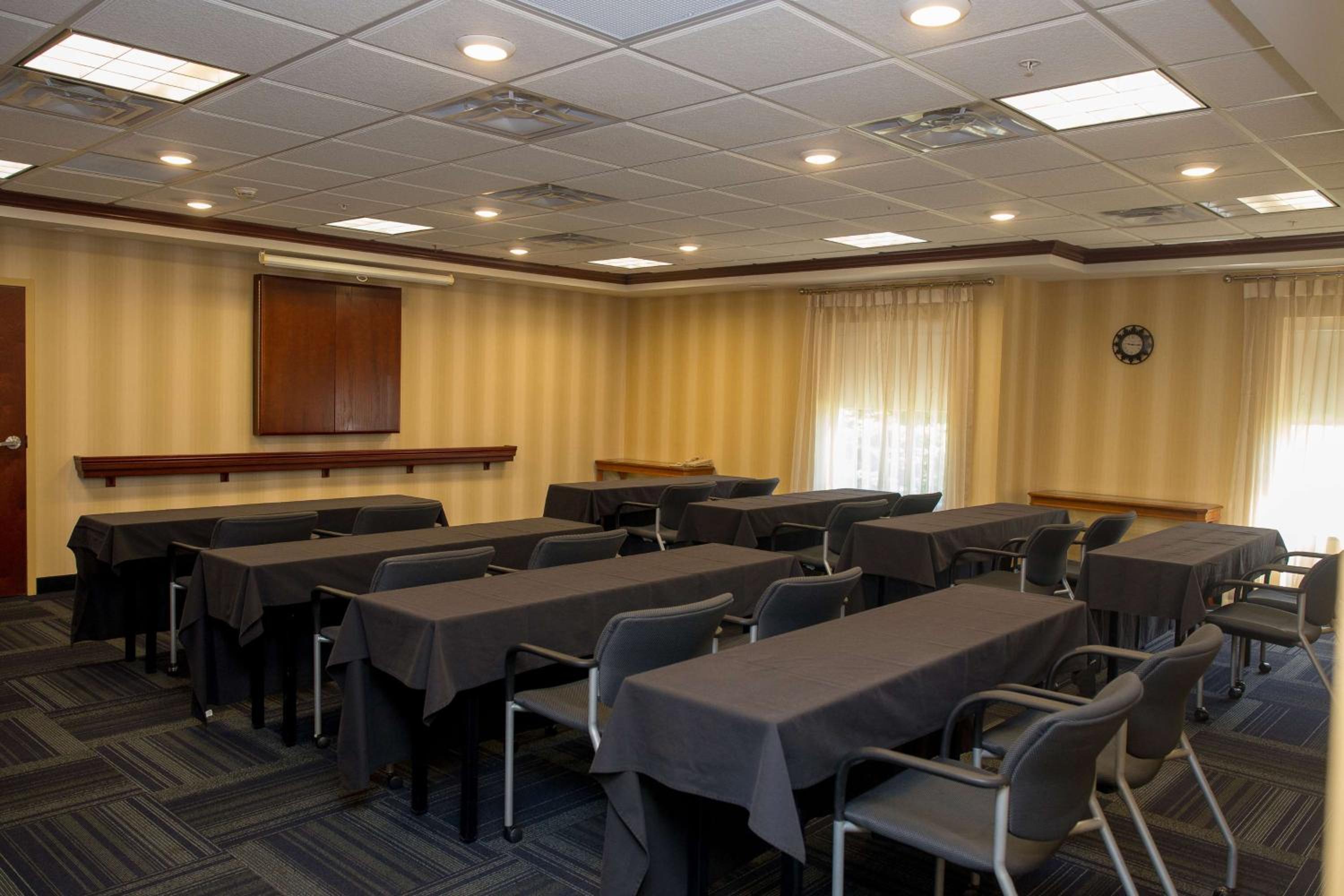Alexandria Vacations - Hampton Inn and Suites Alexandria - Property Image 5