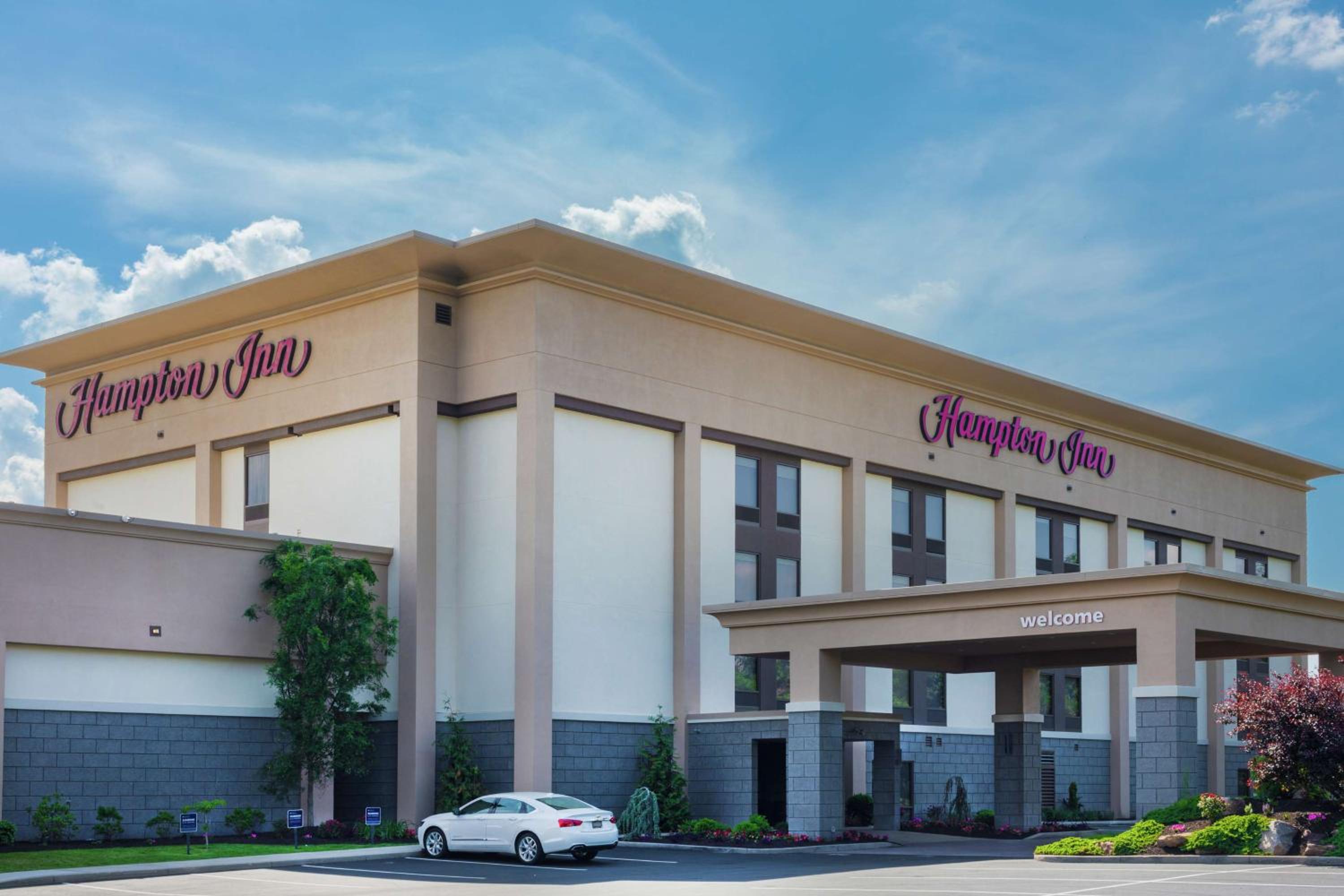Bedford Vacations - Hampton Inn Bedford - Property Image 1