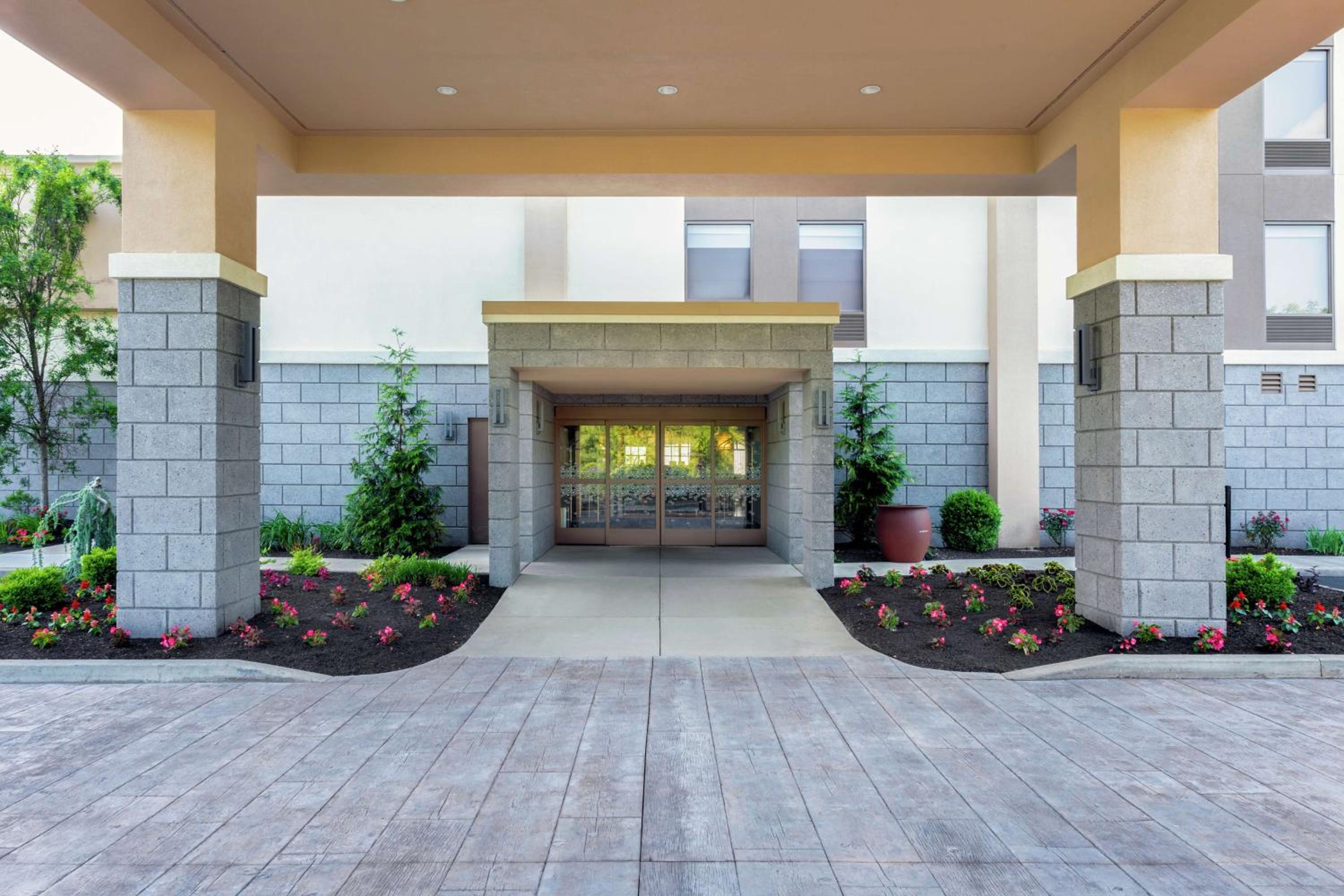 Bedford Vacations - Hampton Inn Bedford - Property Image 3