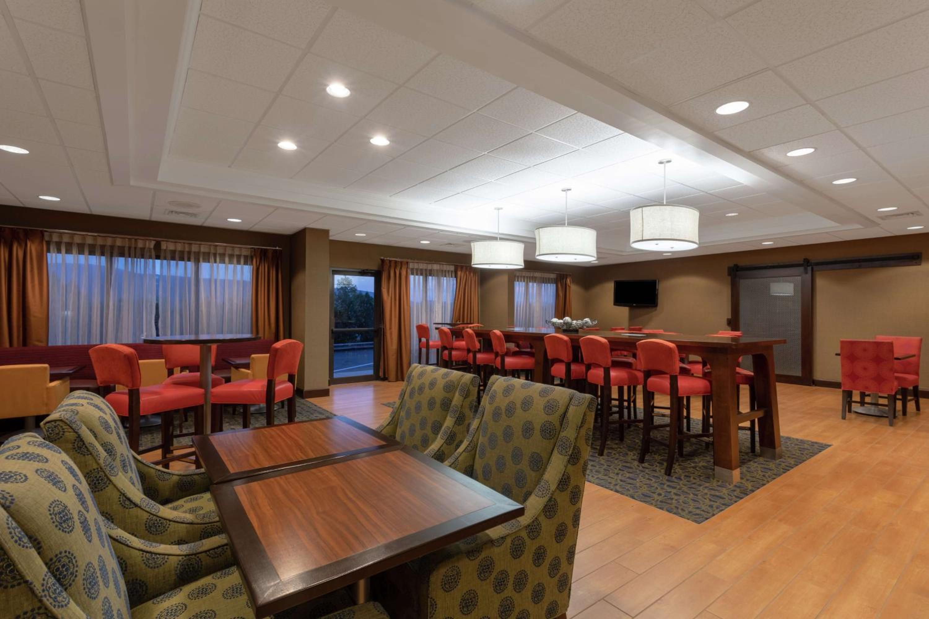 Bedford Vacations - Hampton Inn Bedford - Property Image 5