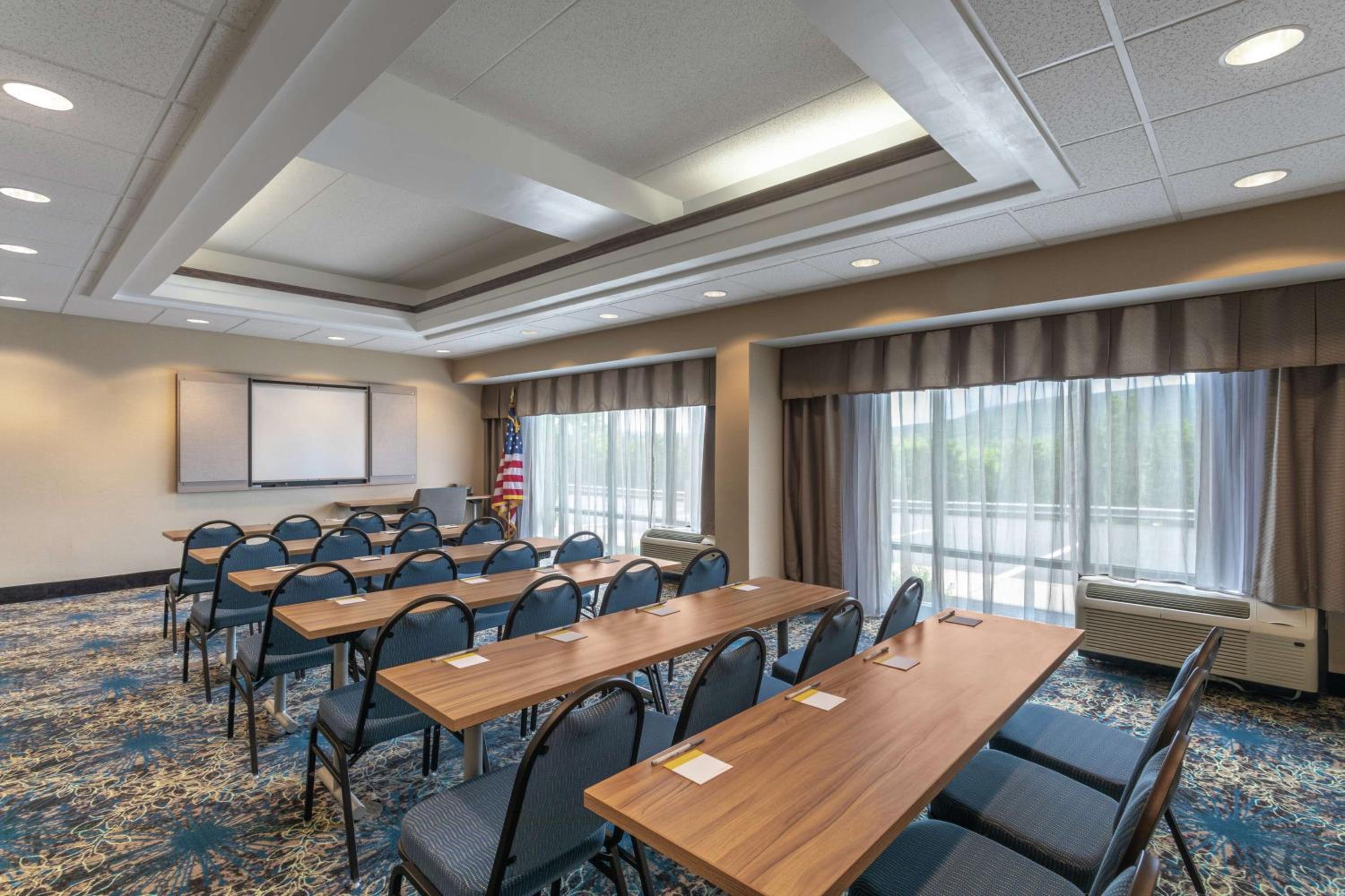 Bedford Vacations - Hampton Inn Bedford - Property Image 9