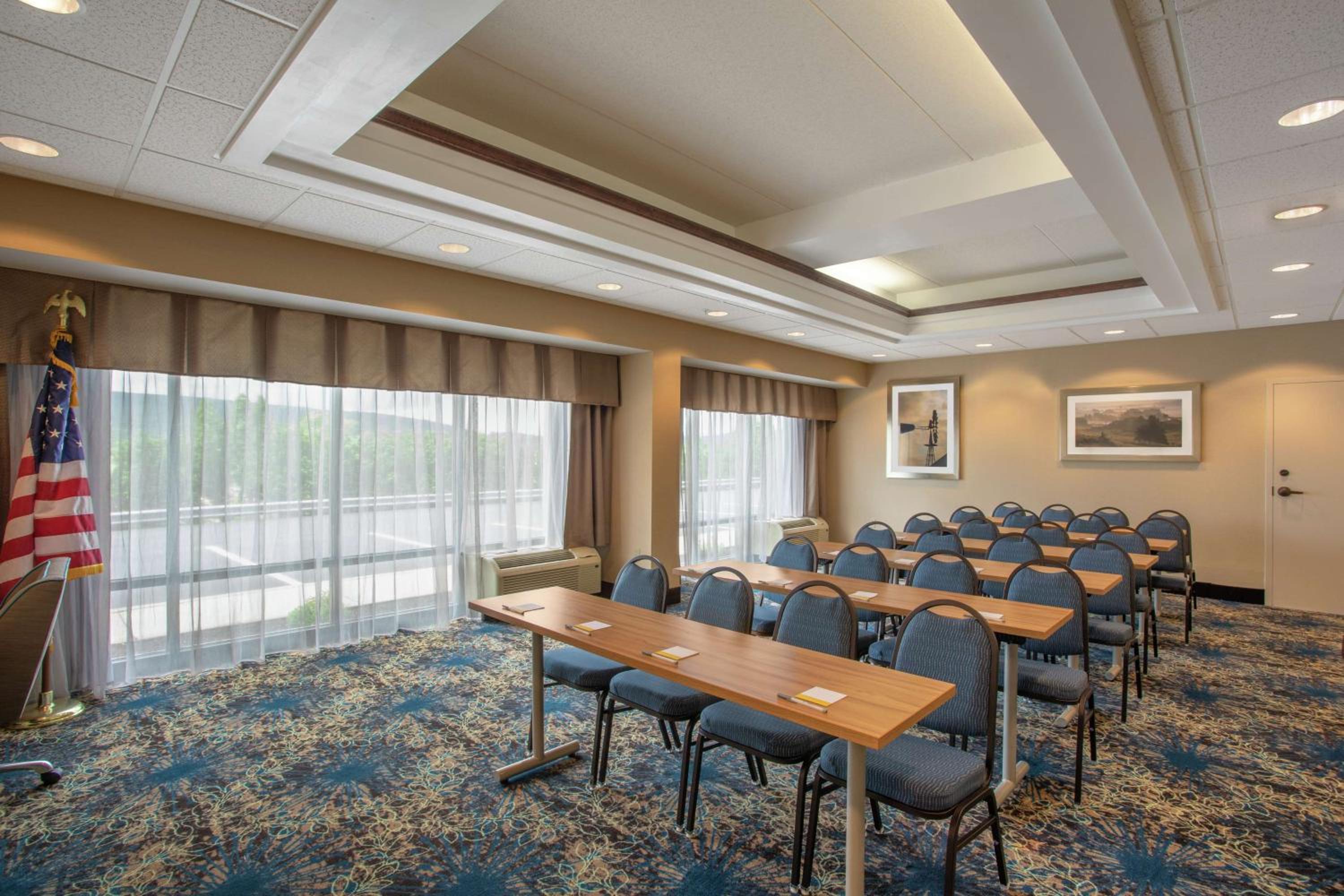 Bedford Vacations - Hampton Inn Bedford - Property Image 8