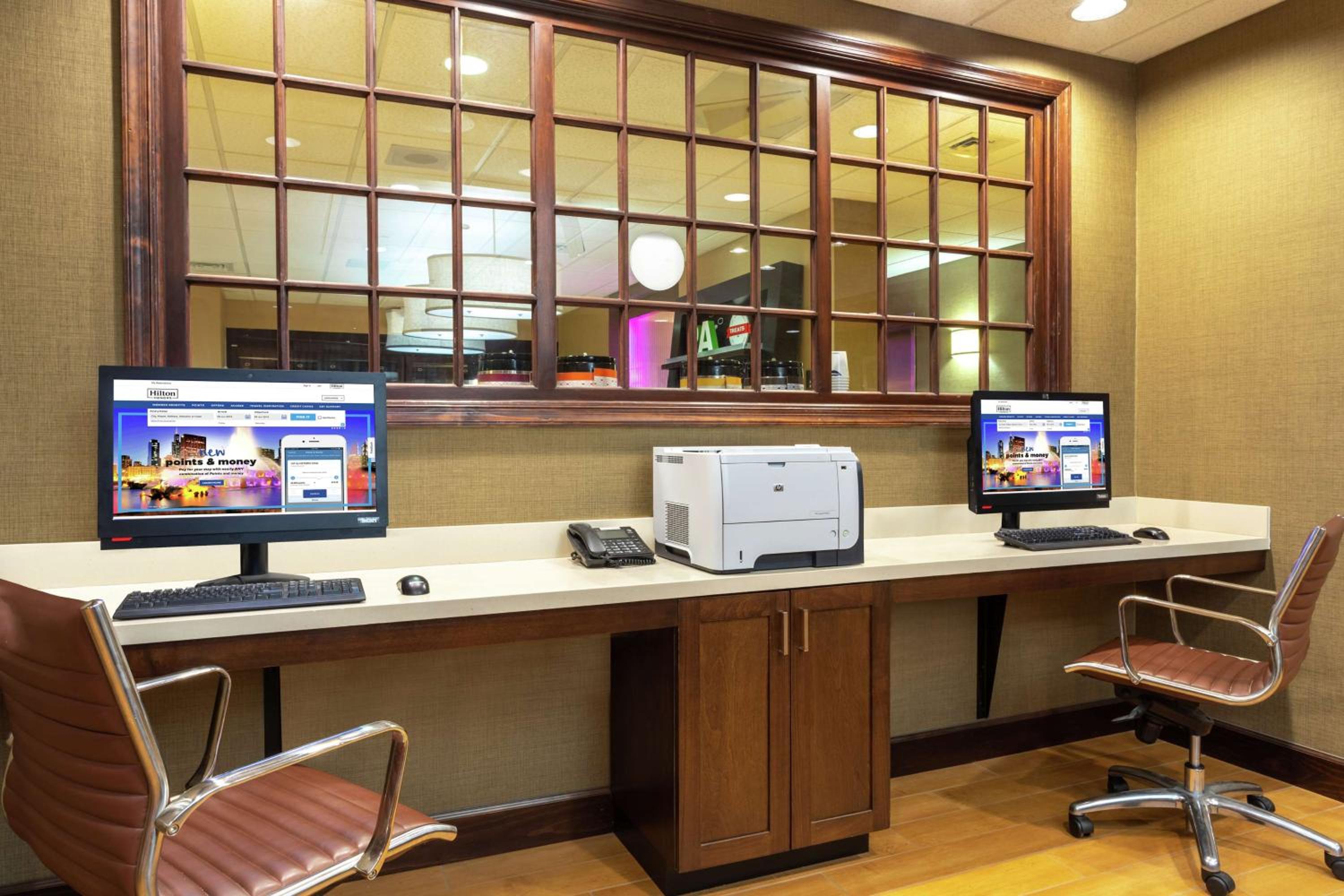 Bedford Vacations - Hampton Inn Bedford - Property Image 3