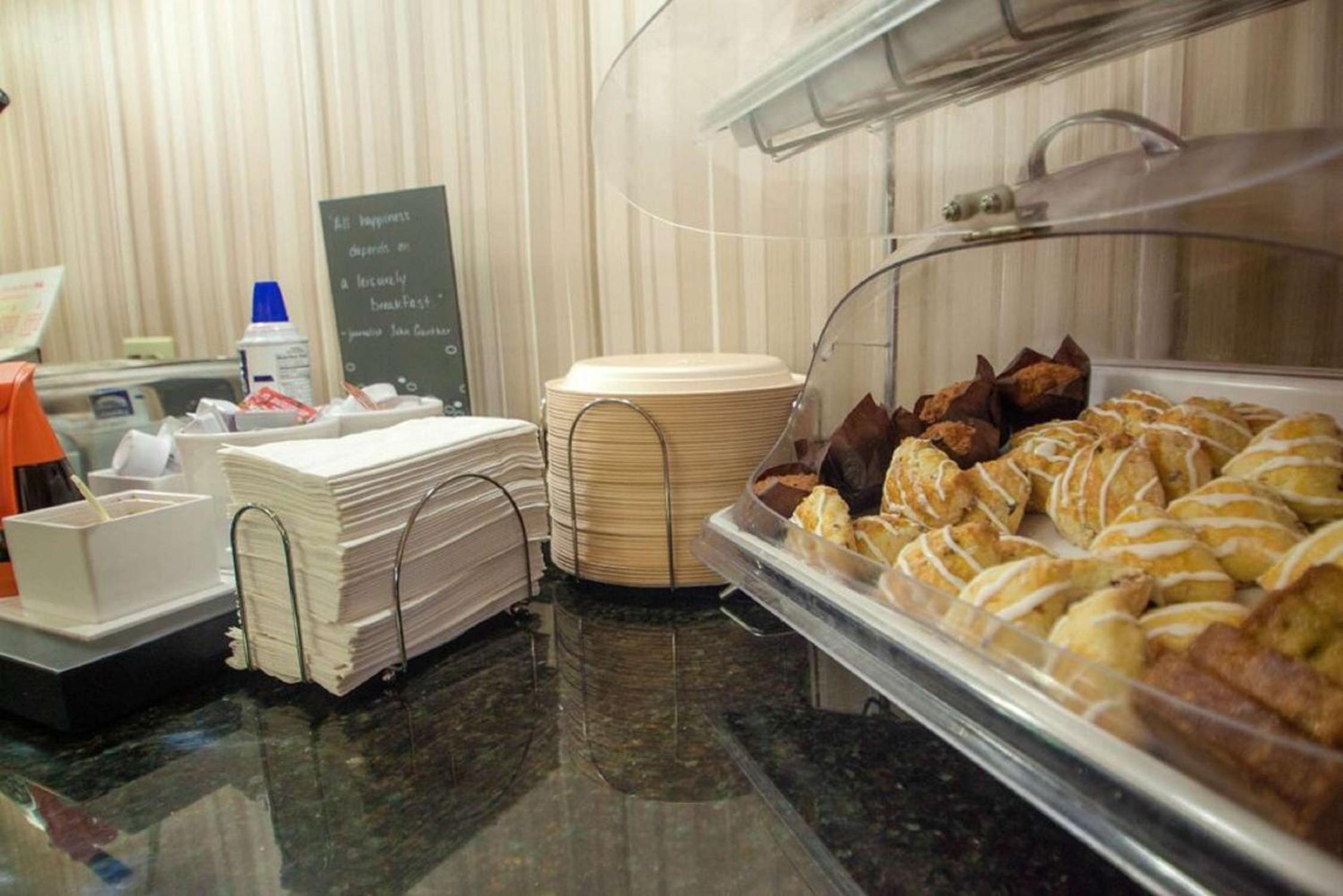 Bloomington Vacations - Hampton Inn Bloomington West - Property Image 14