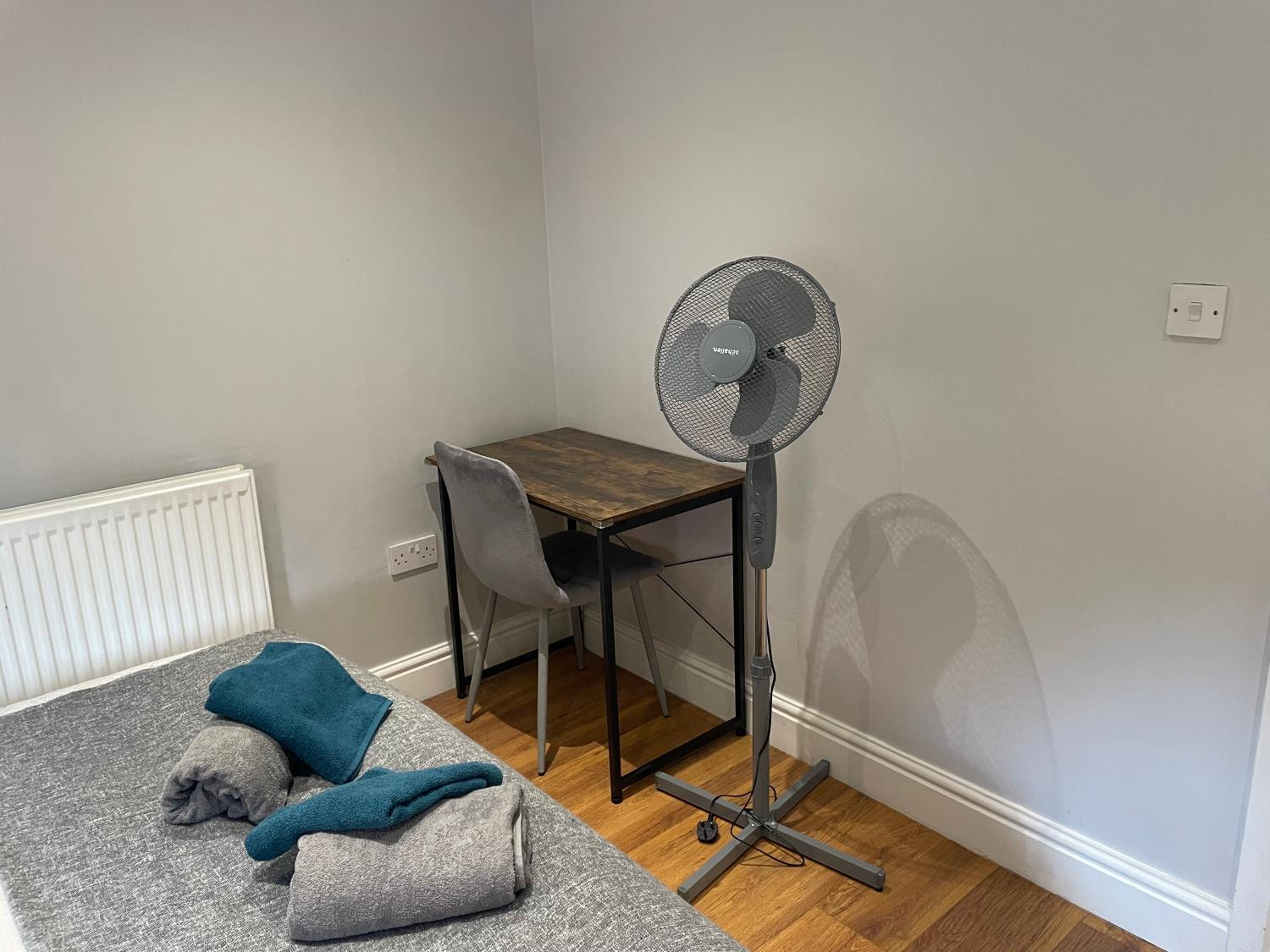 2 Bedroom Apartment Chiswick Park Tube Station