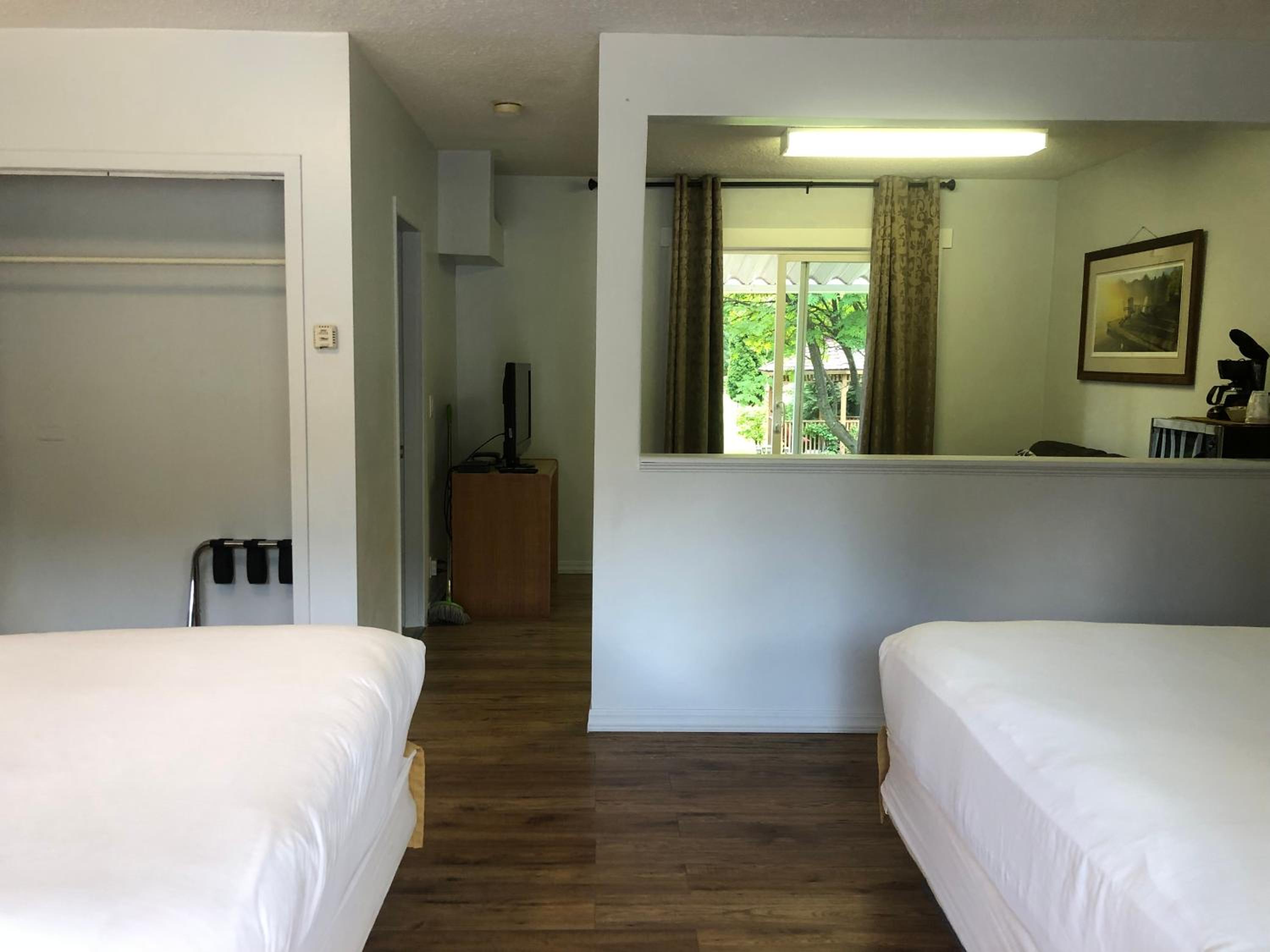 Bavarian Orchard Motel view 4