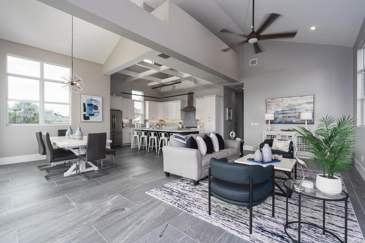 Beautiful New Build - 450 Palermo home view 4