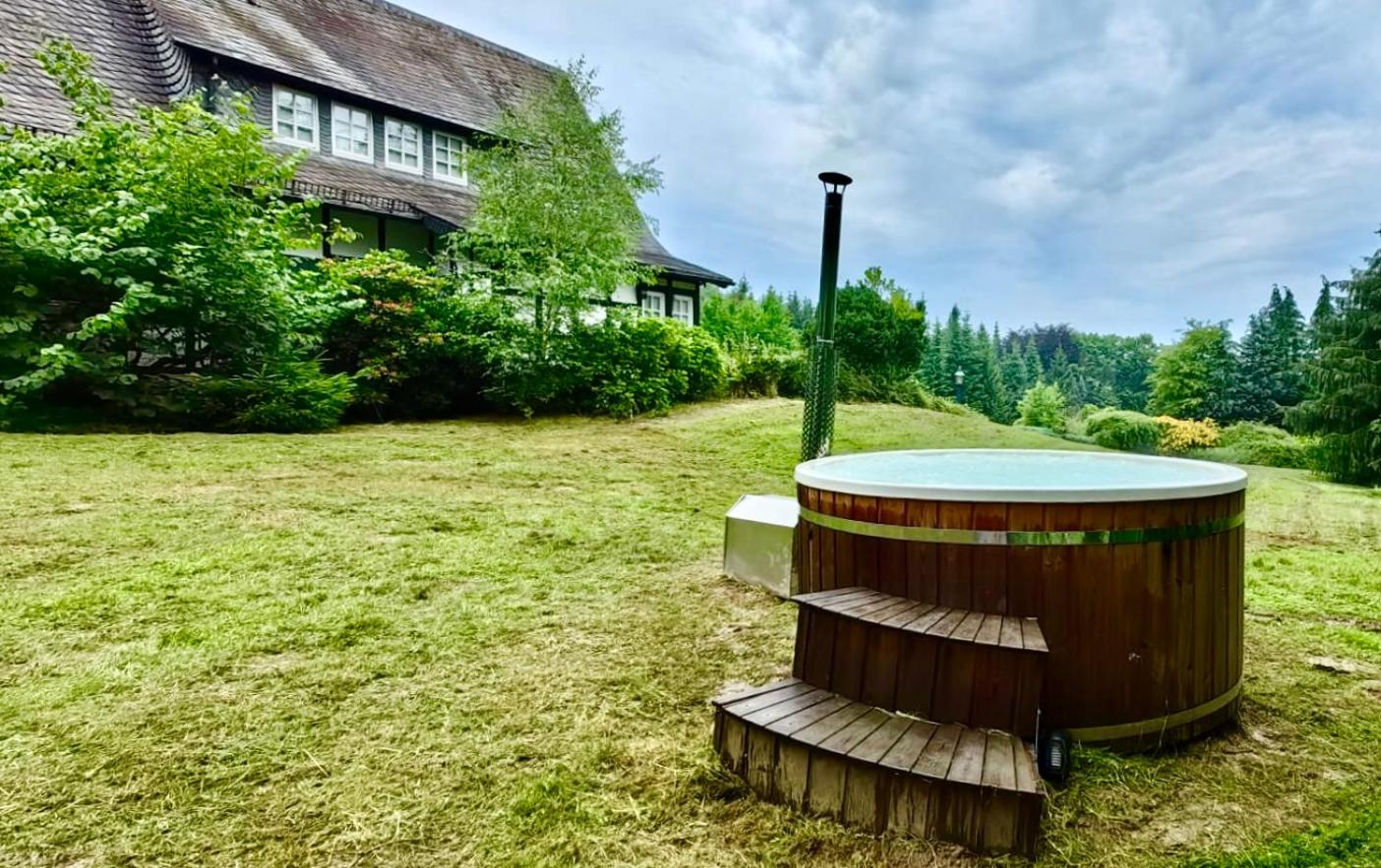 Ferienhaus Villa EMG Osnabrück Bielefeld in Preussisch-Oldendorf, Alleinlage, eigene Wald und See, Jacuzzi, Sauna für Familien Gruppen bis 20 Personen