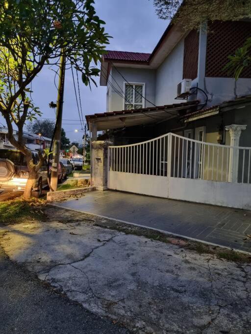 Landed Corner-Lot Townhouse Homestay GG Greenwood Gombak photo 4