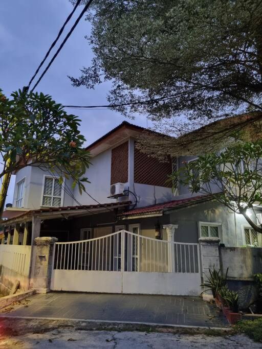 Landed Corner-Lot Townhouse Homestay GG Greenwood Gombak photo 3