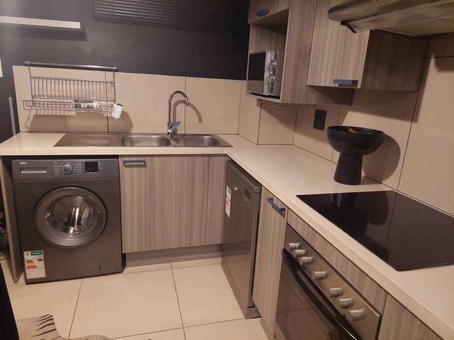 Exquisite Home with fast wifi, workstation, pool and gym, great for long stays view 2