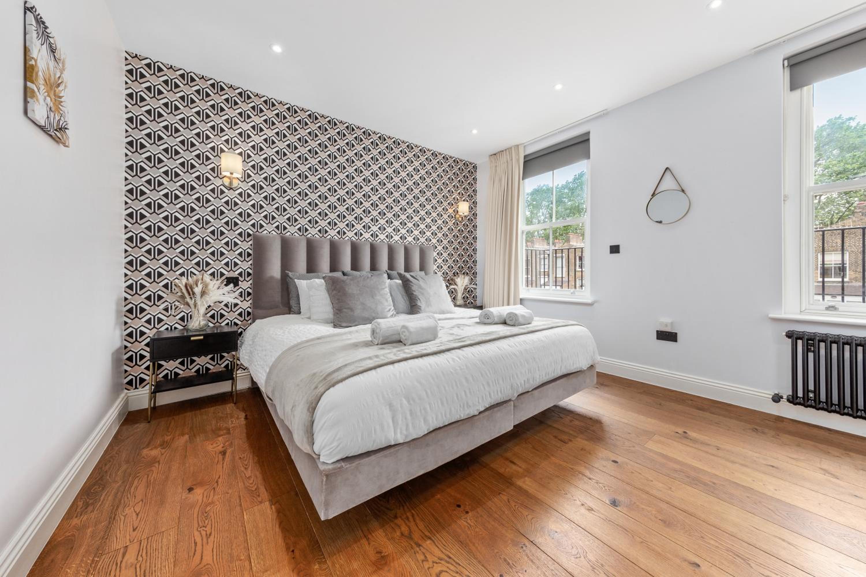 Stylish 2 bedroom apartment in Westminster Sleeps 5 with AC