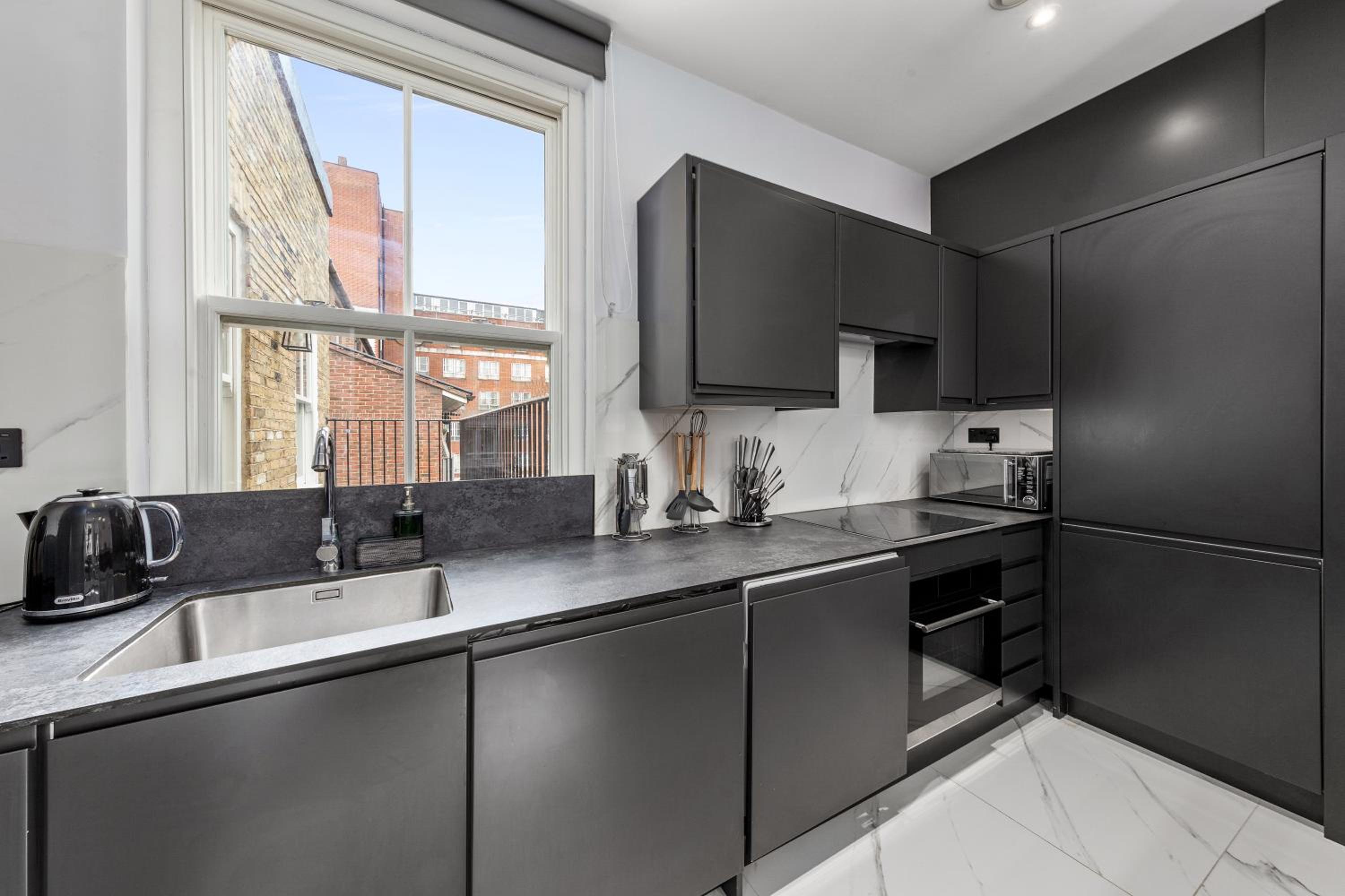 Stylish 2 bedroom apartment in Westminster Sleeps 5 with AC