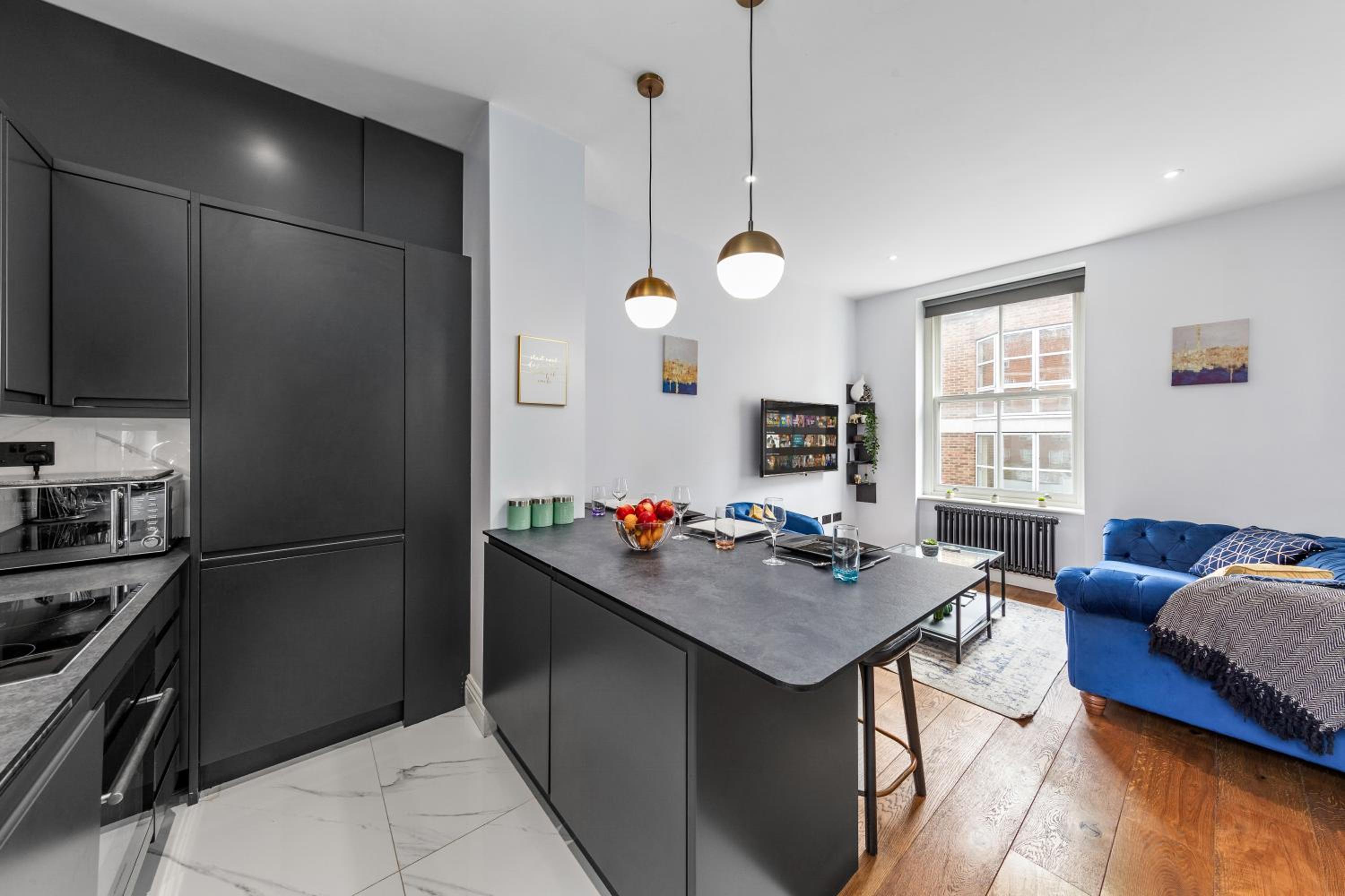 Stylish 2 bedroom apartment in Westminster Sleeps 5 with AC