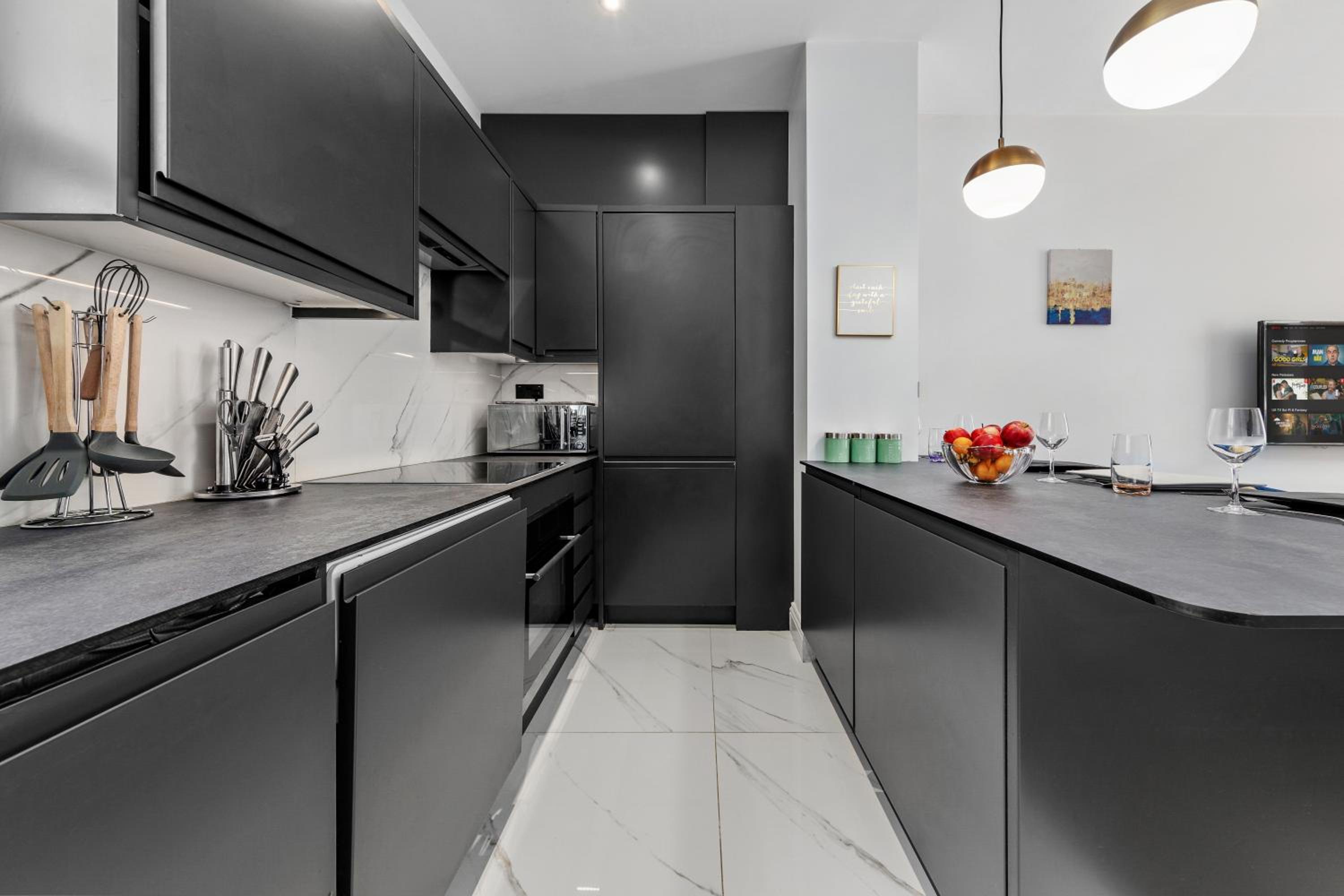 Stylish 2 bedroom apartment in Westminster Sleeps 5 with AC