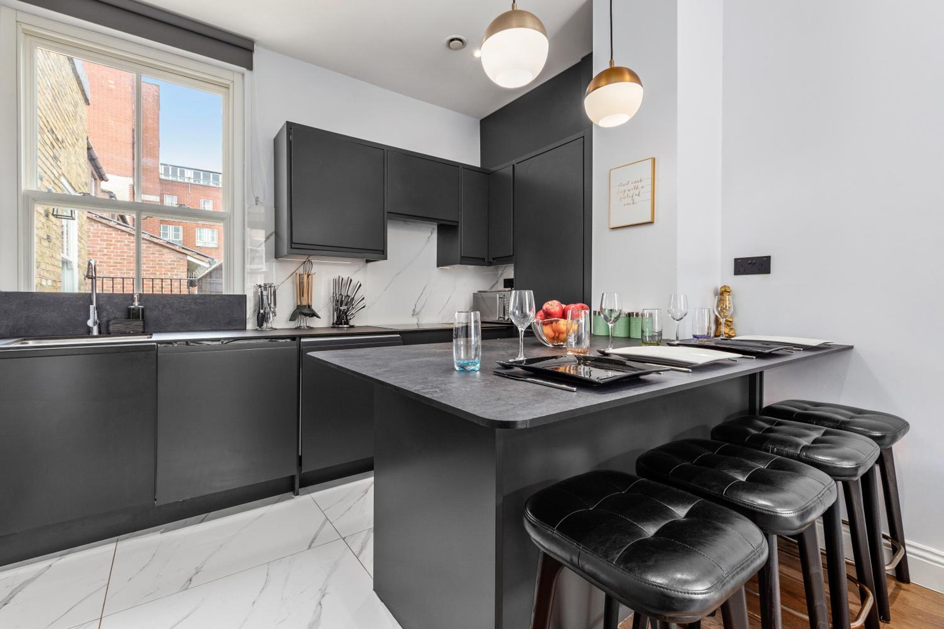 Stylish 2 bedroom apartment in Westminster Sleeps 5 with AC