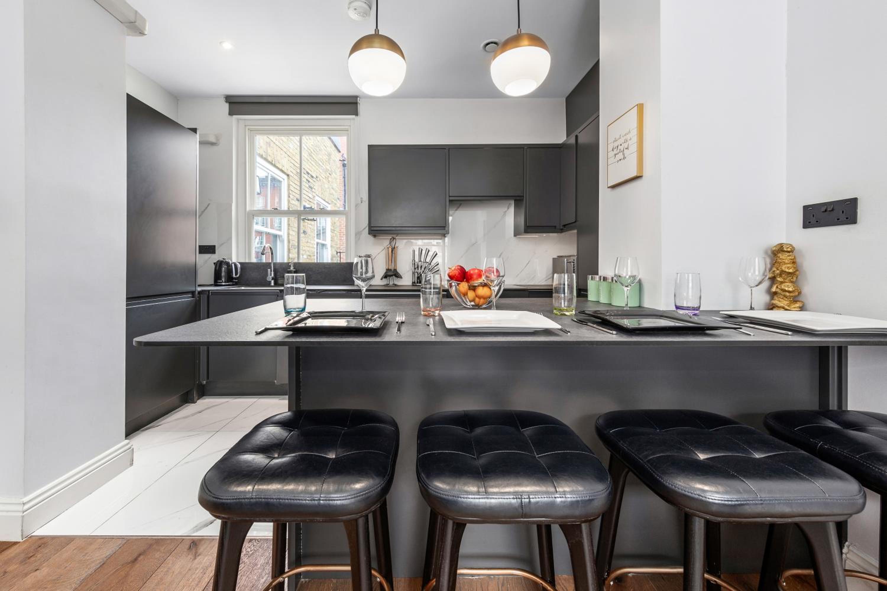 Stylish 2 bedroom apartment in Westminster Sleeps 5 with AC