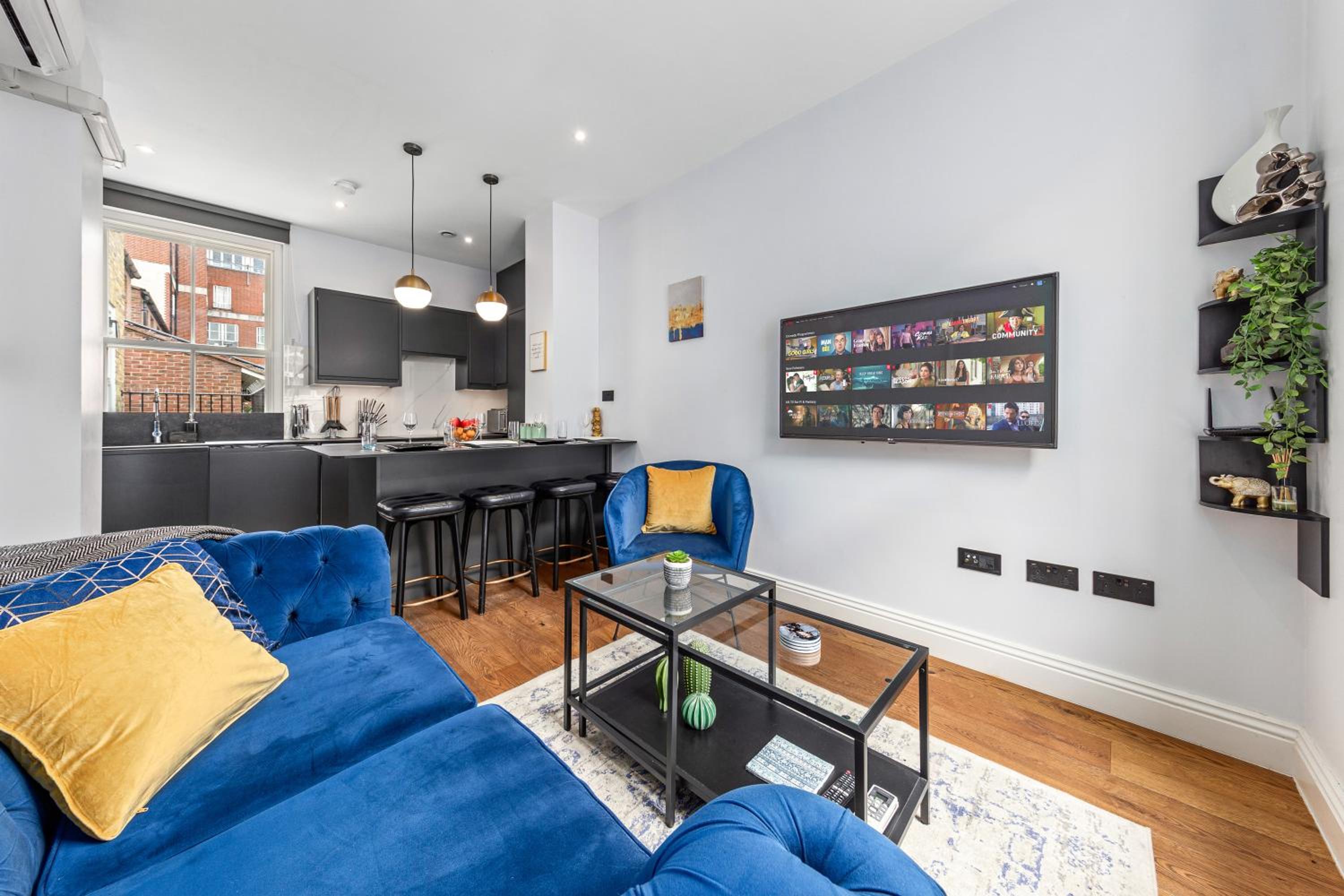 Stylish 2 bedroom apartment in Westminster Sleeps 5 with AC