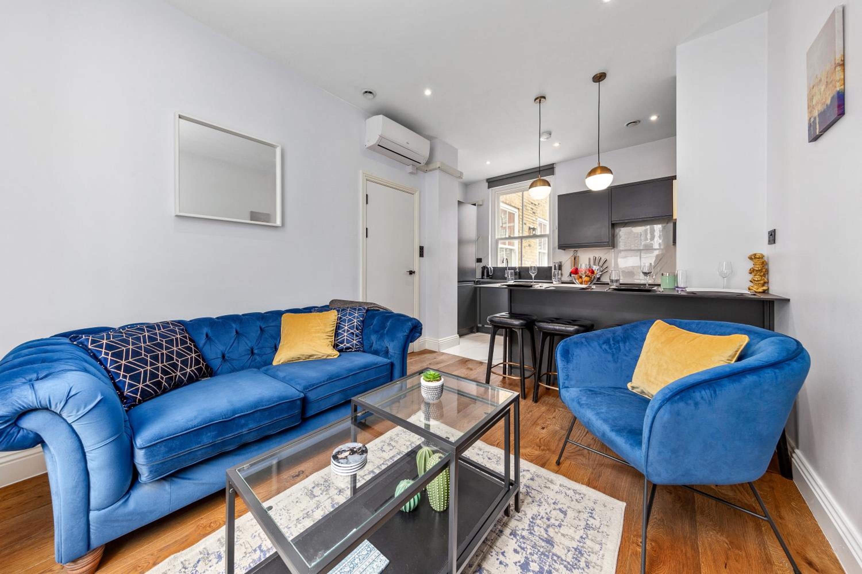 Stylish 2 bedroom apartment in Westminster Sleeps 5 with AC