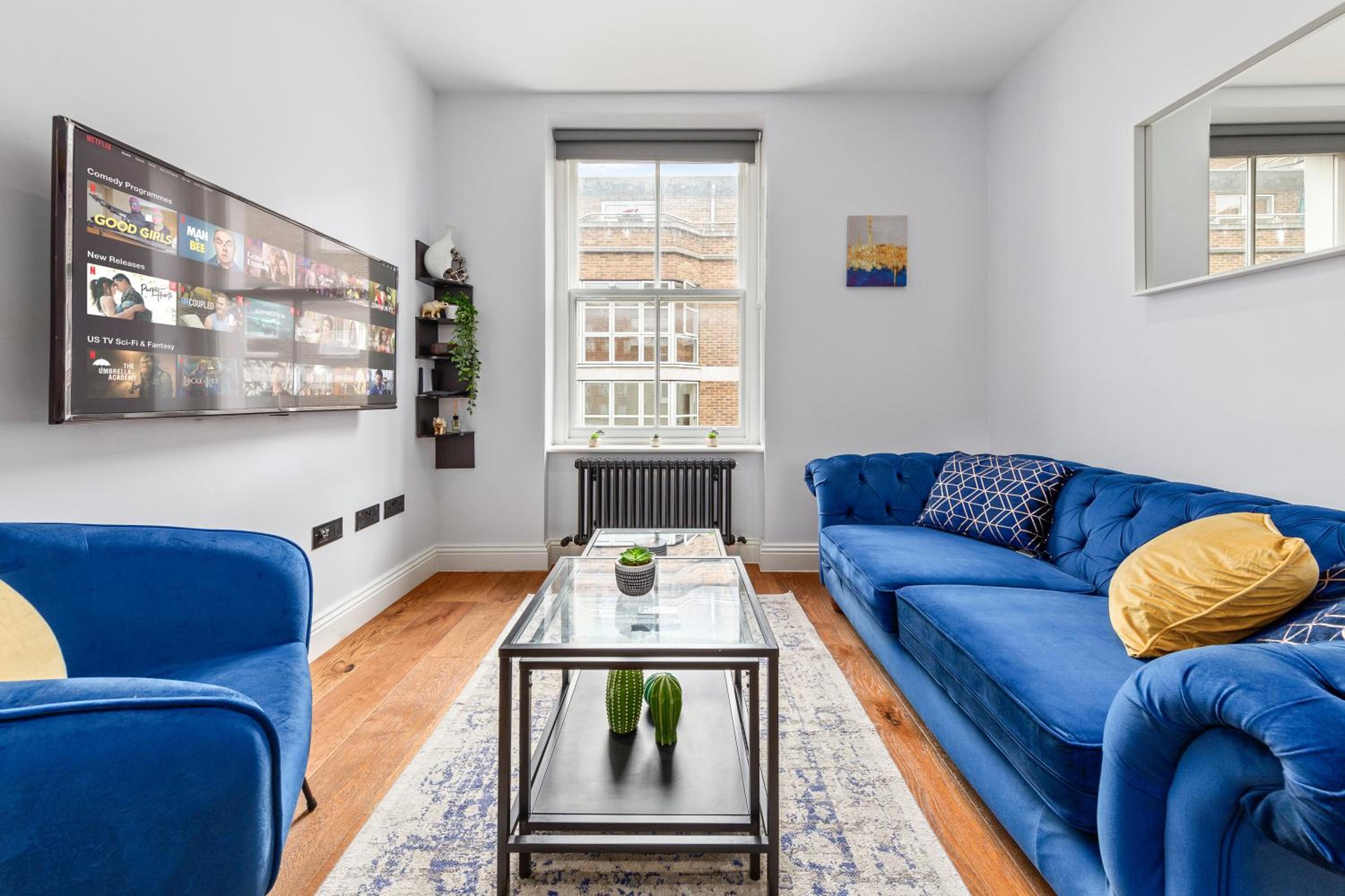 Stylish 2 bedroom apartment in Westminster Sleeps 5 with AC