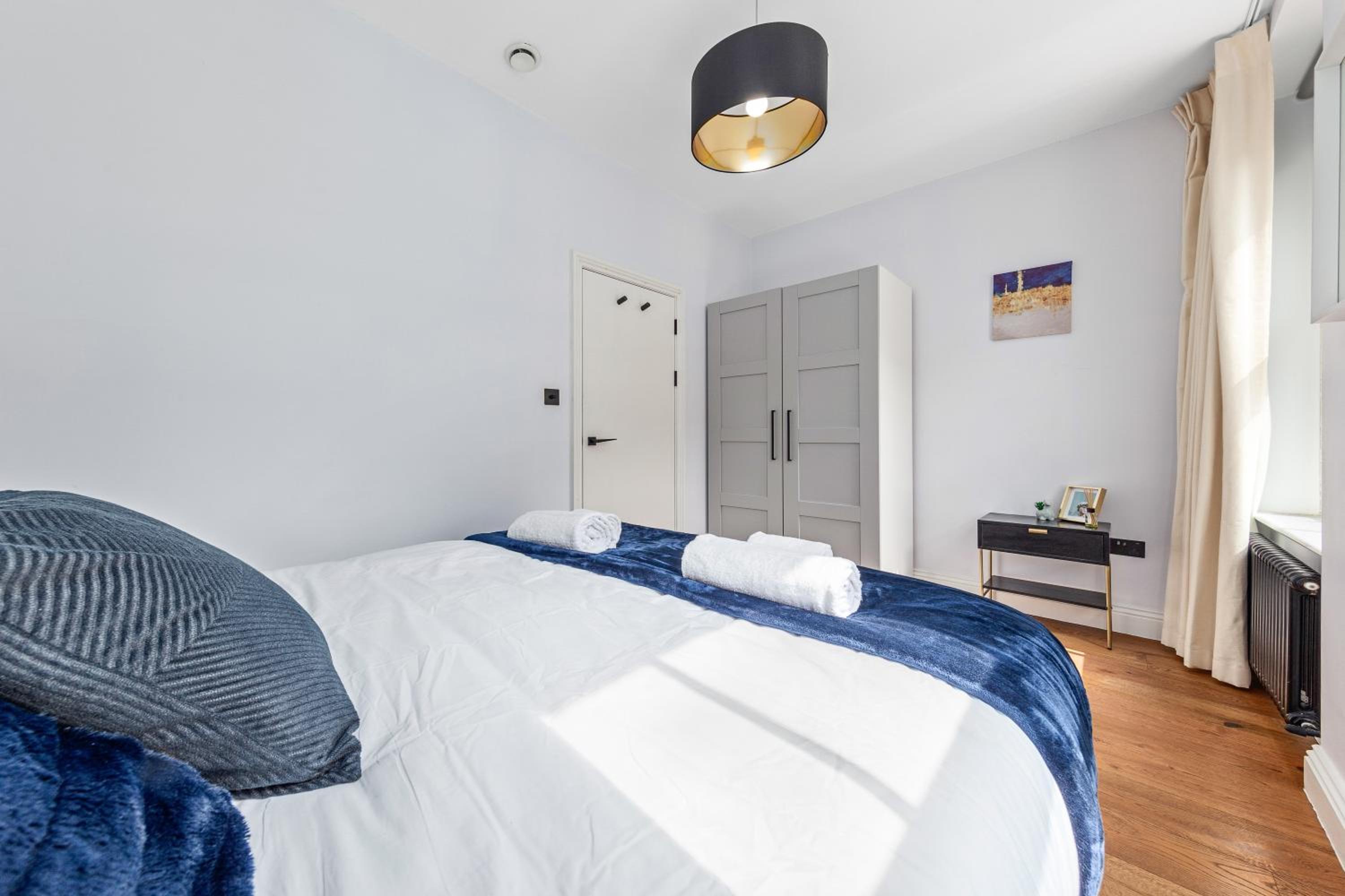 Stylish 2 bedroom apartment in Westminster Sleeps 5 with AC