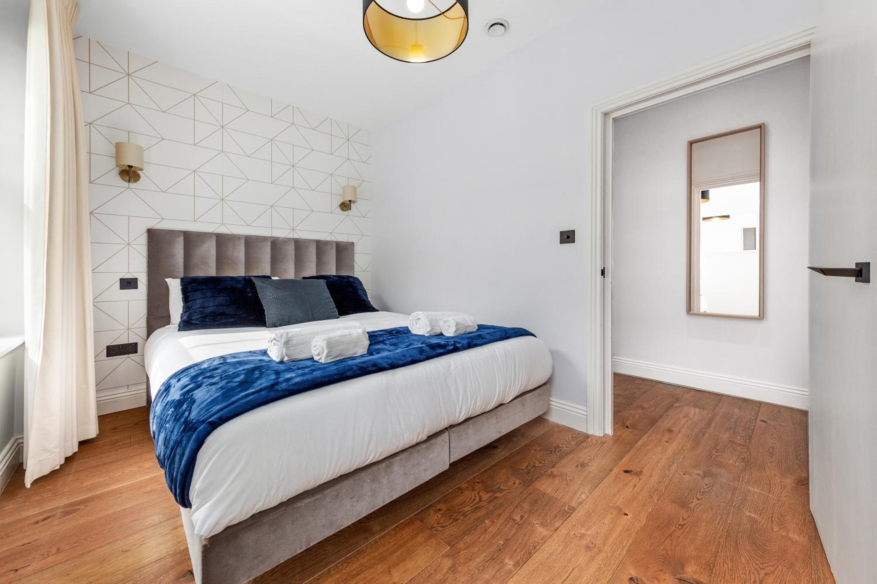 Stylish 2 bedroom apartment in Westminster Sleeps 5 with AC