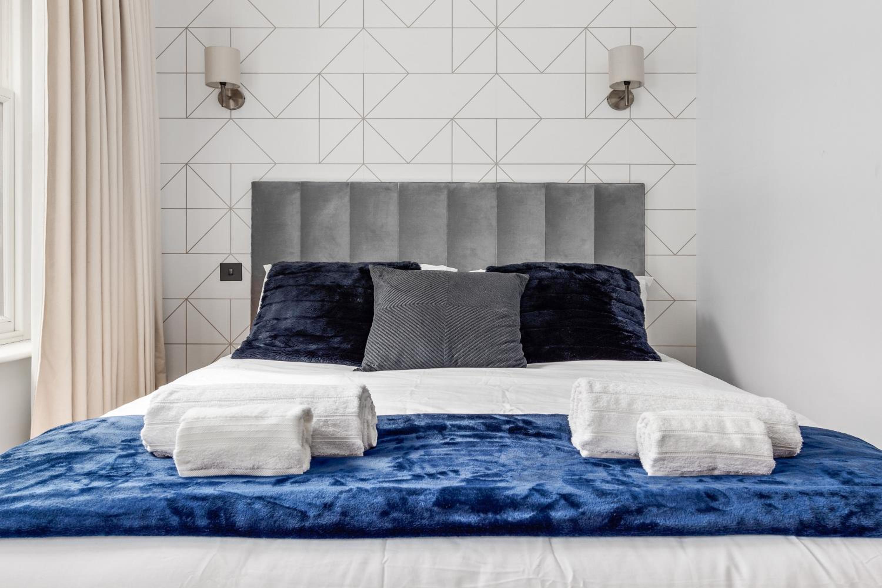 Stylish 2 bedroom apartment in Westminster Sleeps 5 with AC