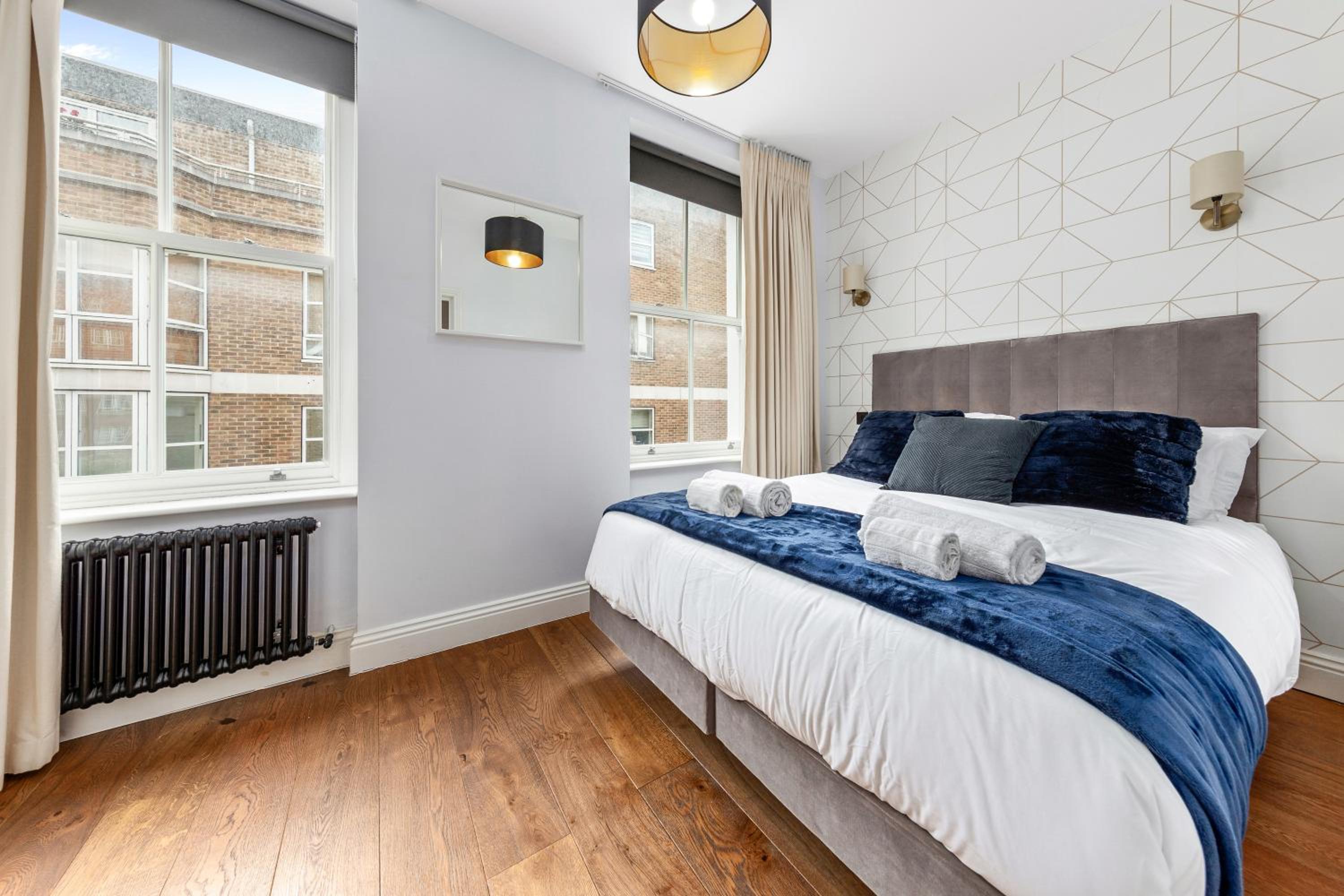 Stylish 2 bedroom apartment in Westminster Sleeps 5 with AC