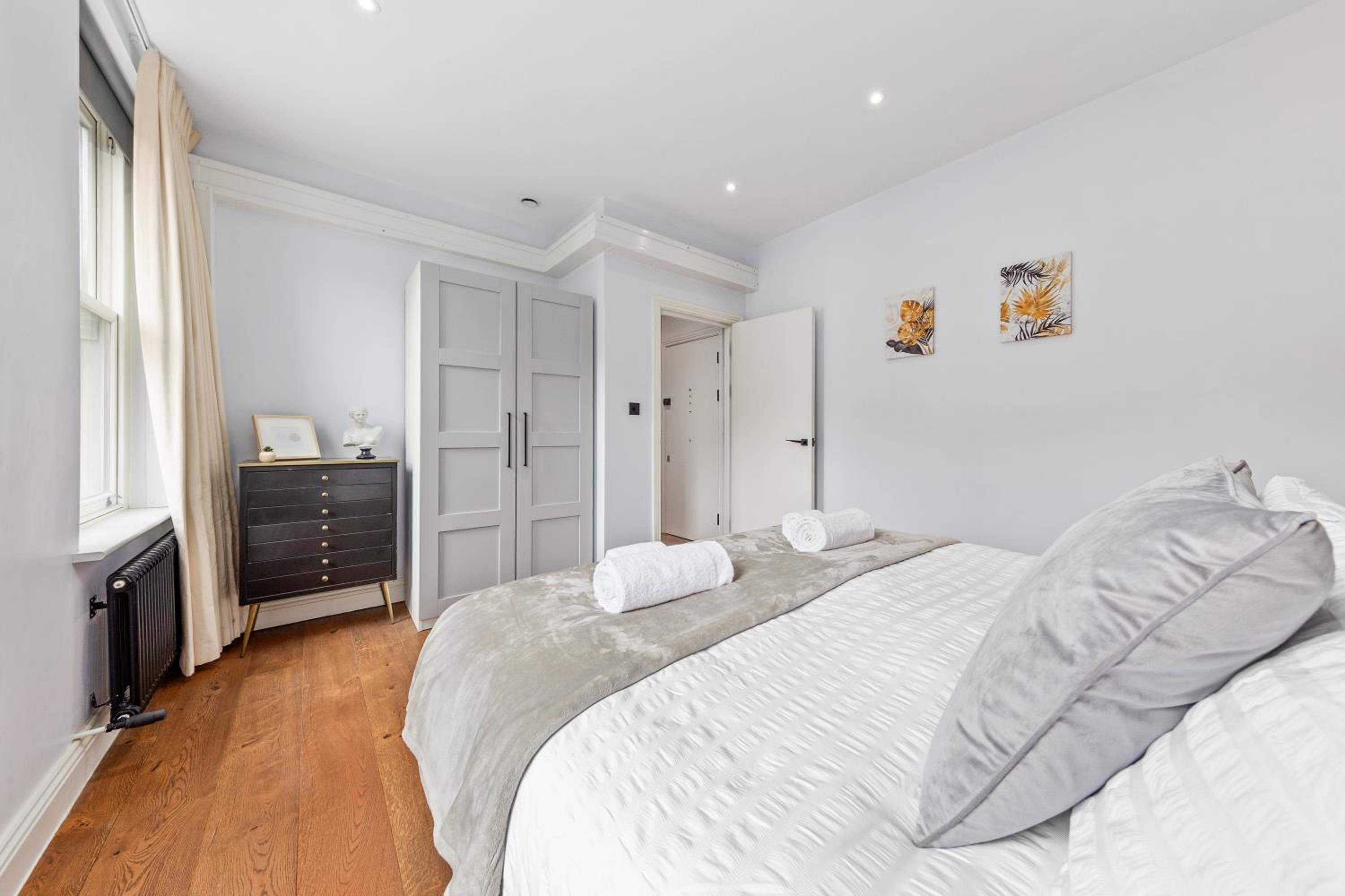 Stylish 2 bedroom apartment in Westminster Sleeps 5 with AC